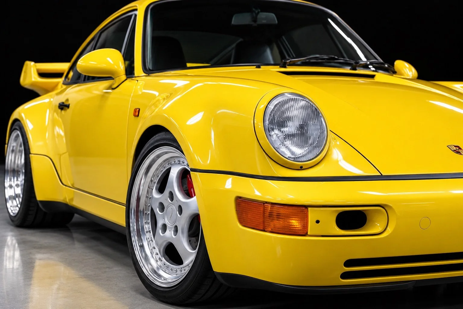 Gelber Porsche 911 Turbo im Studio-4.jpeg