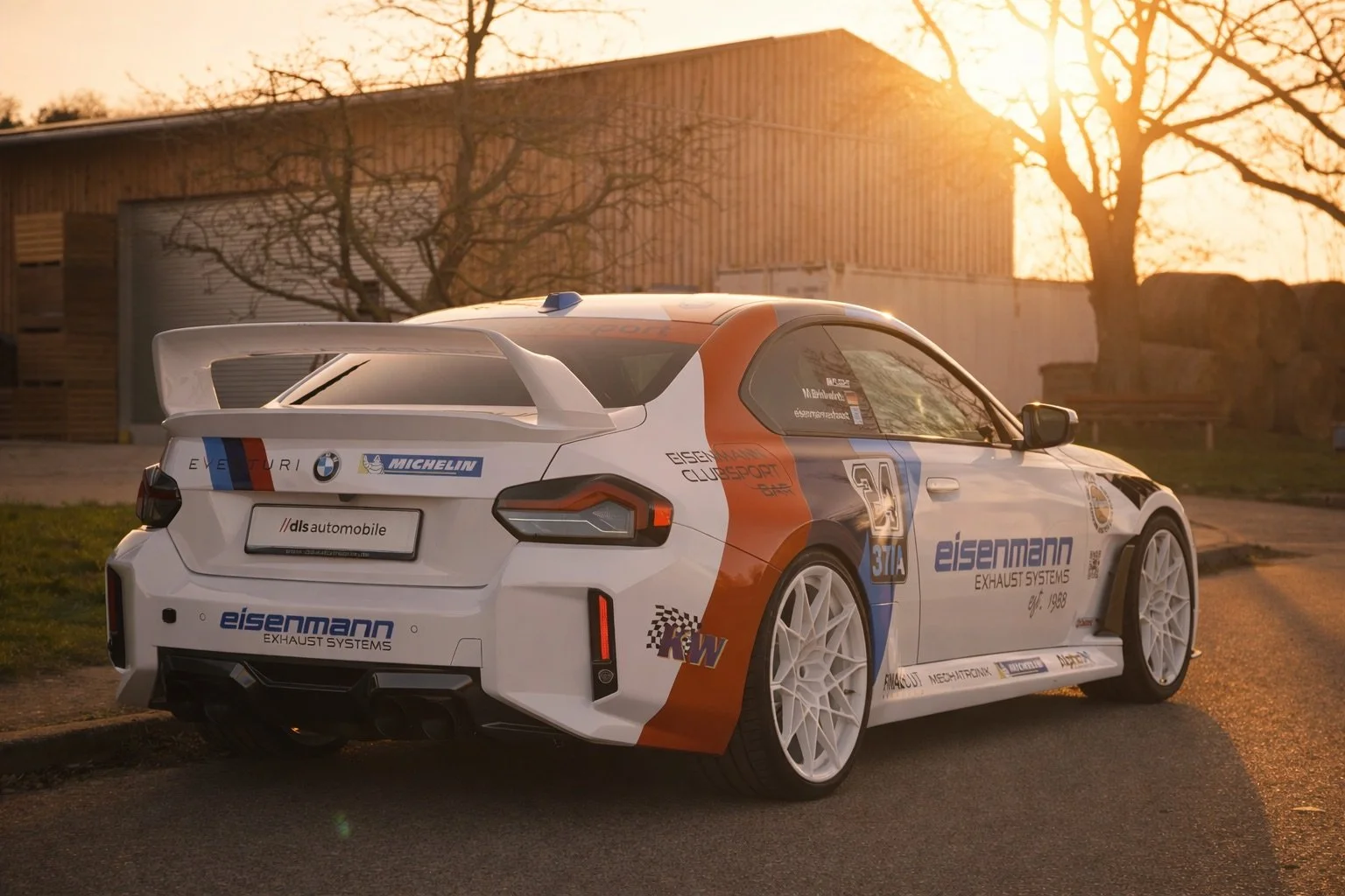 BMW im Sonnenuntergang vor Scheune.jpeg