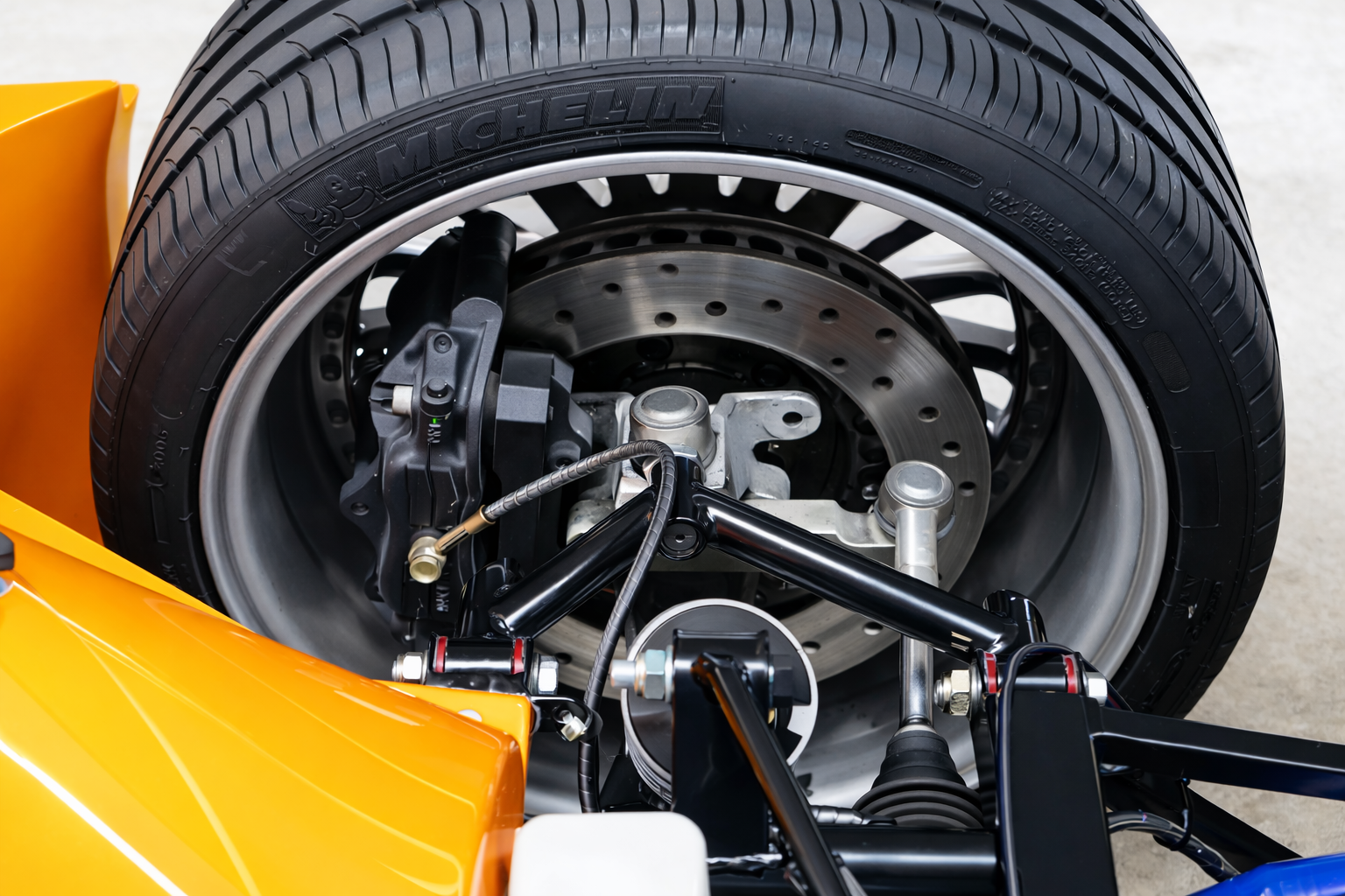 Detailansicht des Sportwagen-Radassemblies.png