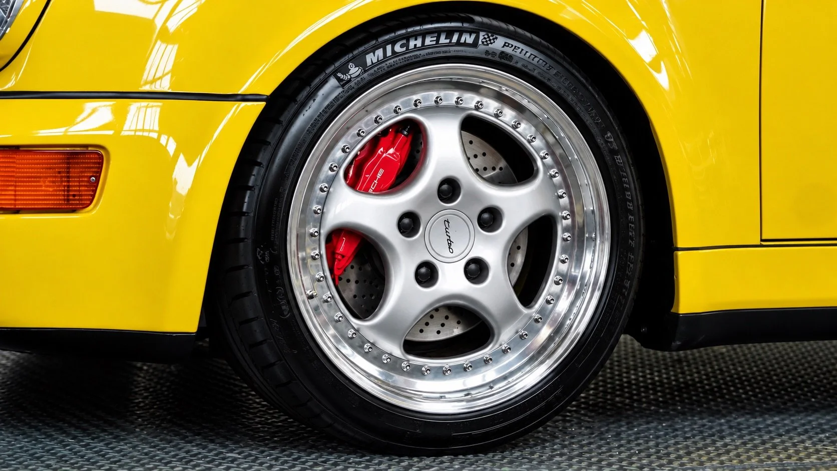 Gelber Porsche mit poliertem Turbo-Rad.jpeg