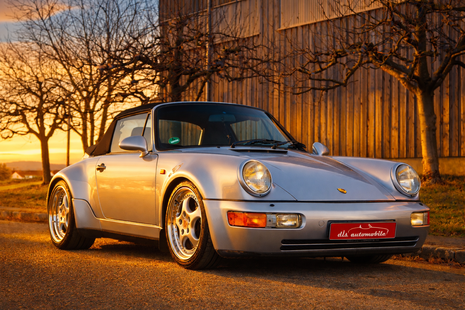 Silberner Porsche 964 im Sonnenuntergang.png