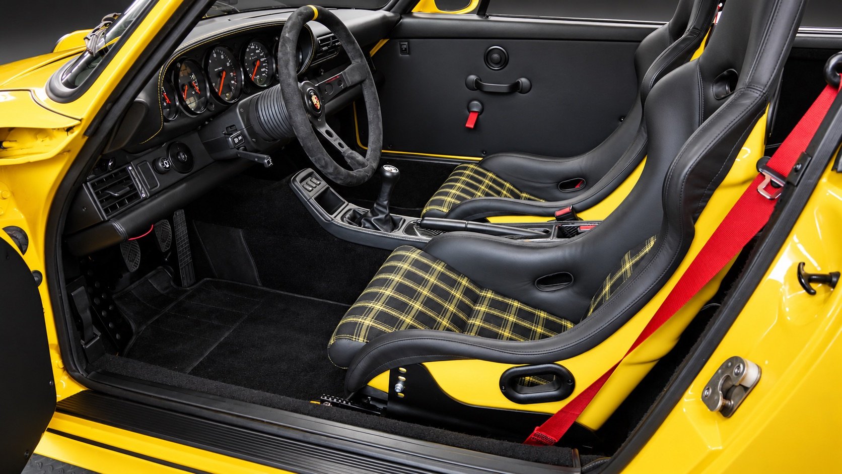 Klassisches Sportwagen-Cockpit in Gelb.jpeg