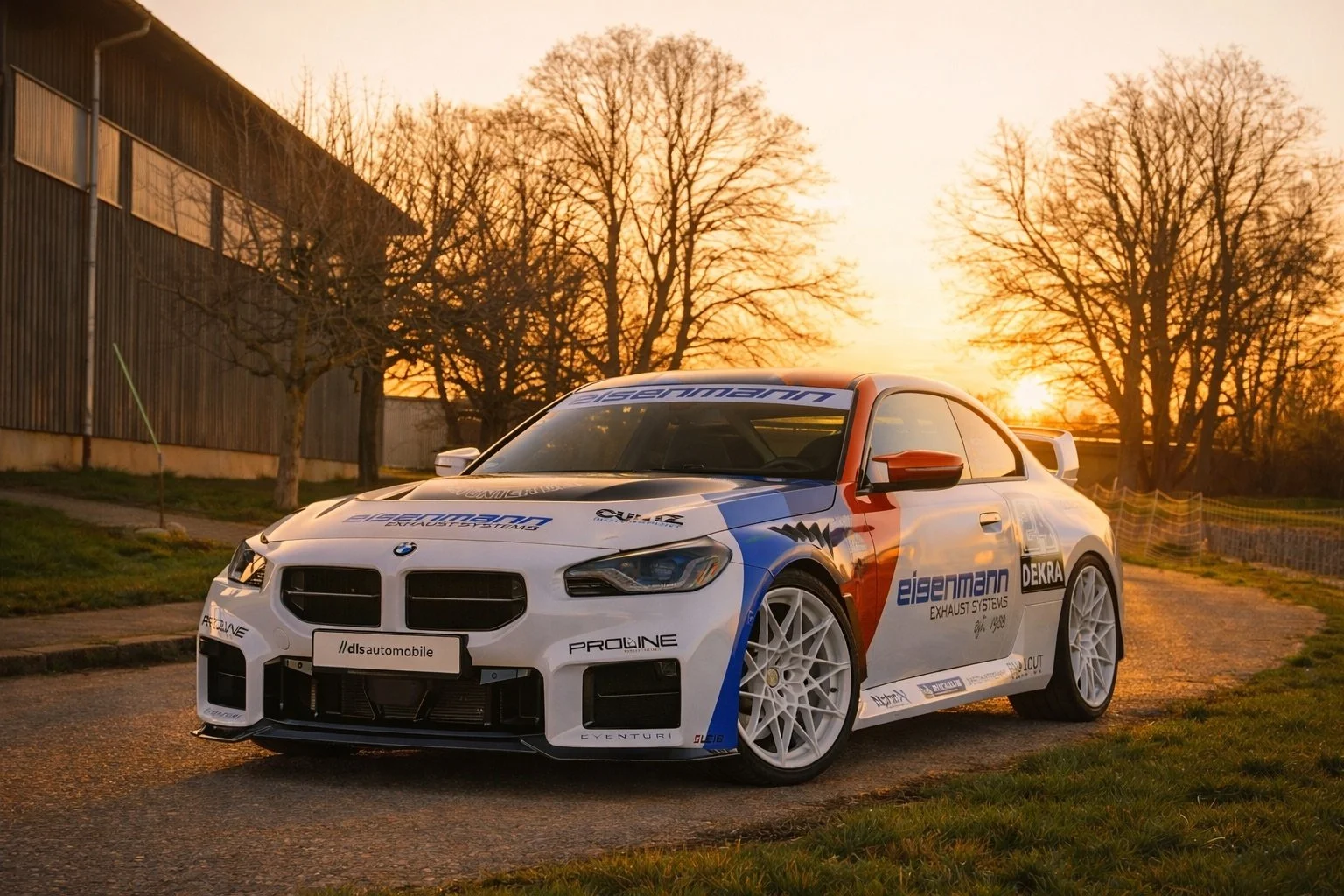 BMW Rennwagen in goldenem Abendlicht.jpeg