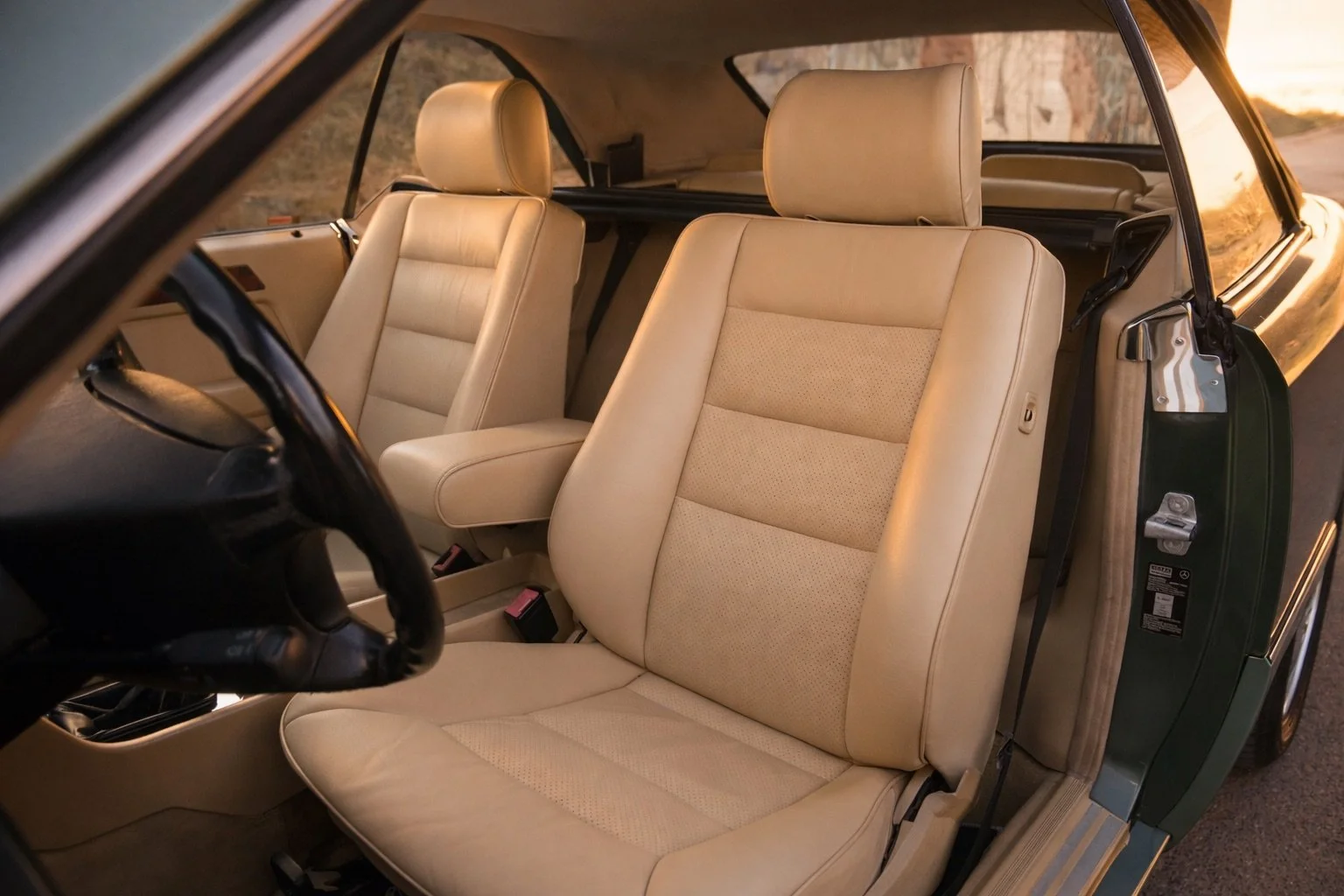 Beige Ledersitze im goldenen Licht.jpeg