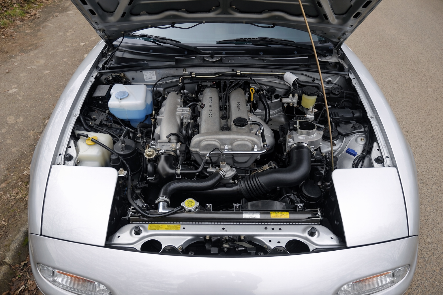 Sauberer Motorraum eines Mazda MX-5.png