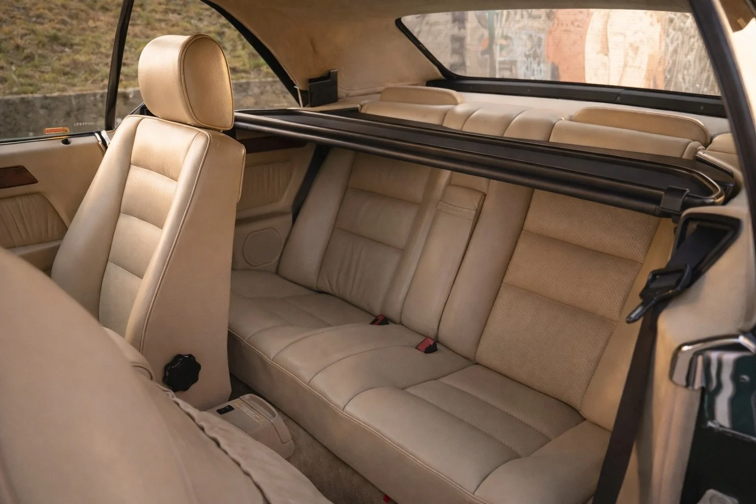 Beige Interieur im goldenen Sonnenlicht.jpeg