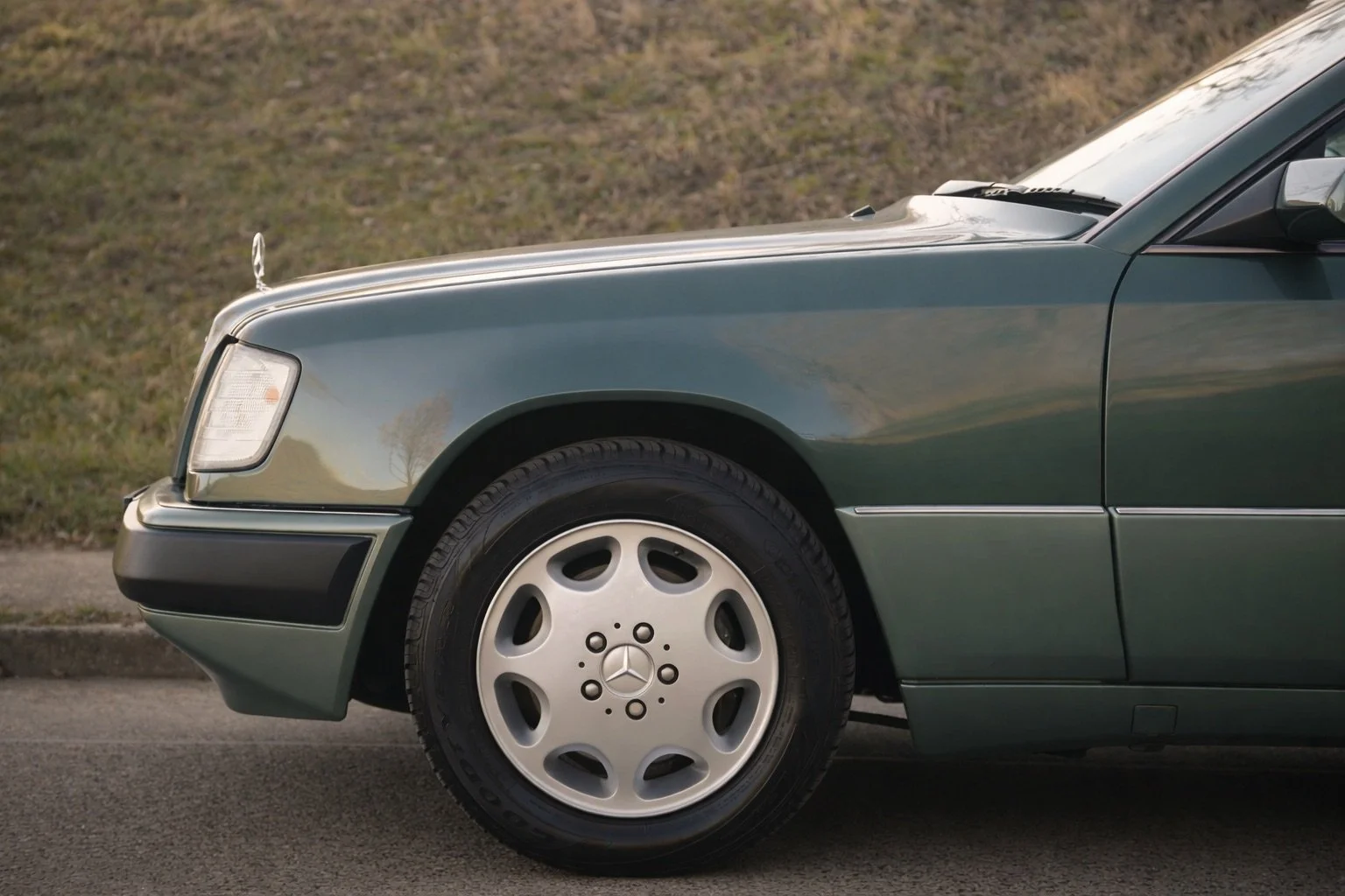 Mercedes-Benz im goldenen Licht.jpeg