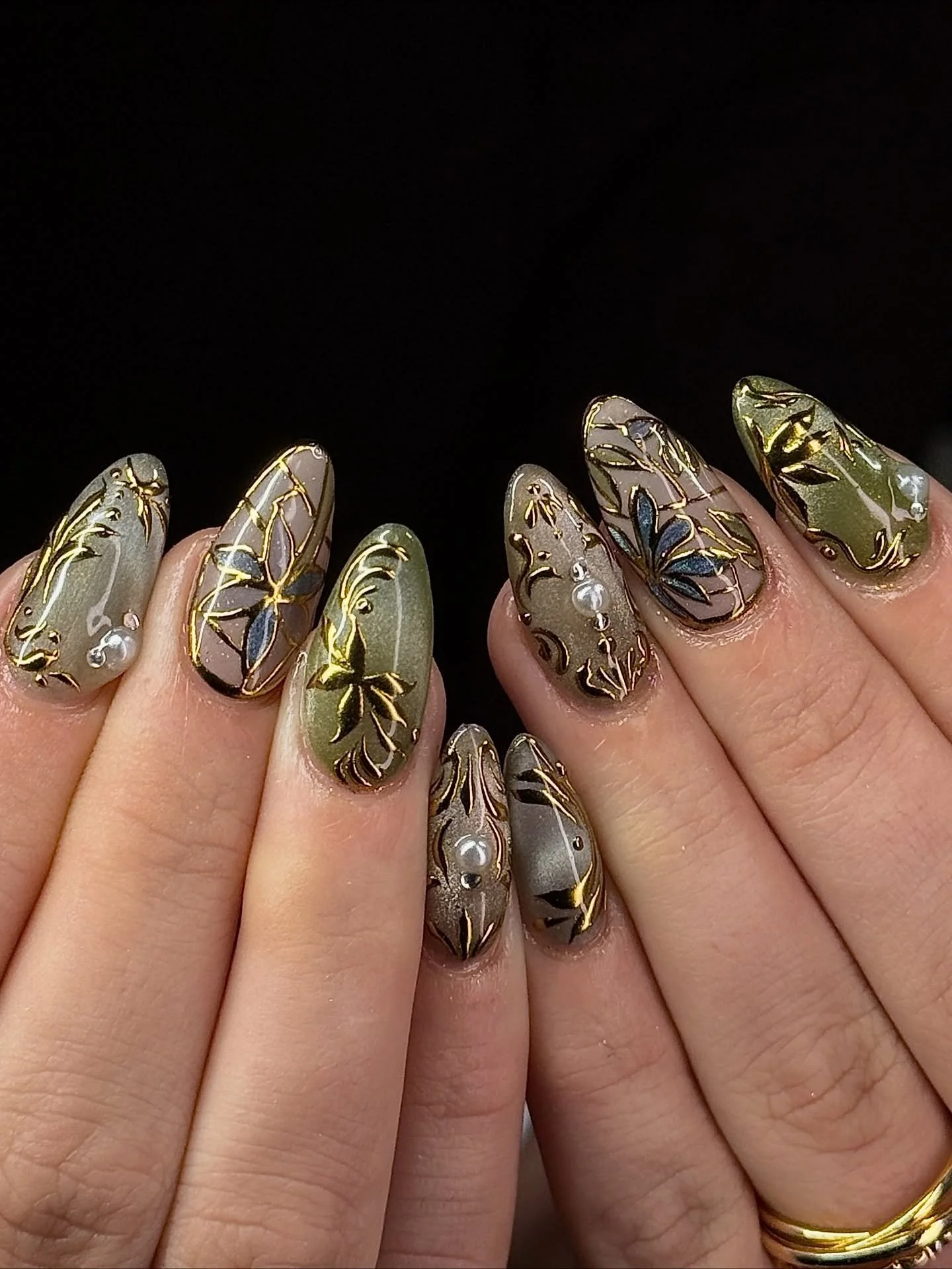 The ✨️DETAILS✨️ on this set are chef&rsquo;s kiss! Jade base with gold chrome accents by @nails.by.simon⁠
.⁠
Gel-X &bull; Level 4⁠
📍Orchard Street, Lower East Side NYC⁠
⁠
nail tech, nail art, nails inspo