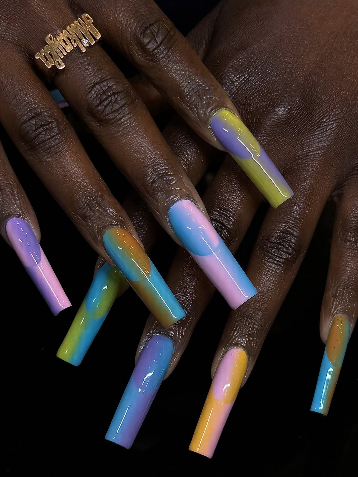 Shape ✔️ Color ✔️ Contrast ✔️ @serenadidem checking all the boxes with this French ⁠
.⁠
Gel-X &bull; Level 4
📍179 Orchard Street, Lower East Side NYC ⁠
⁠
#nycnails #nailart #nycnailtech