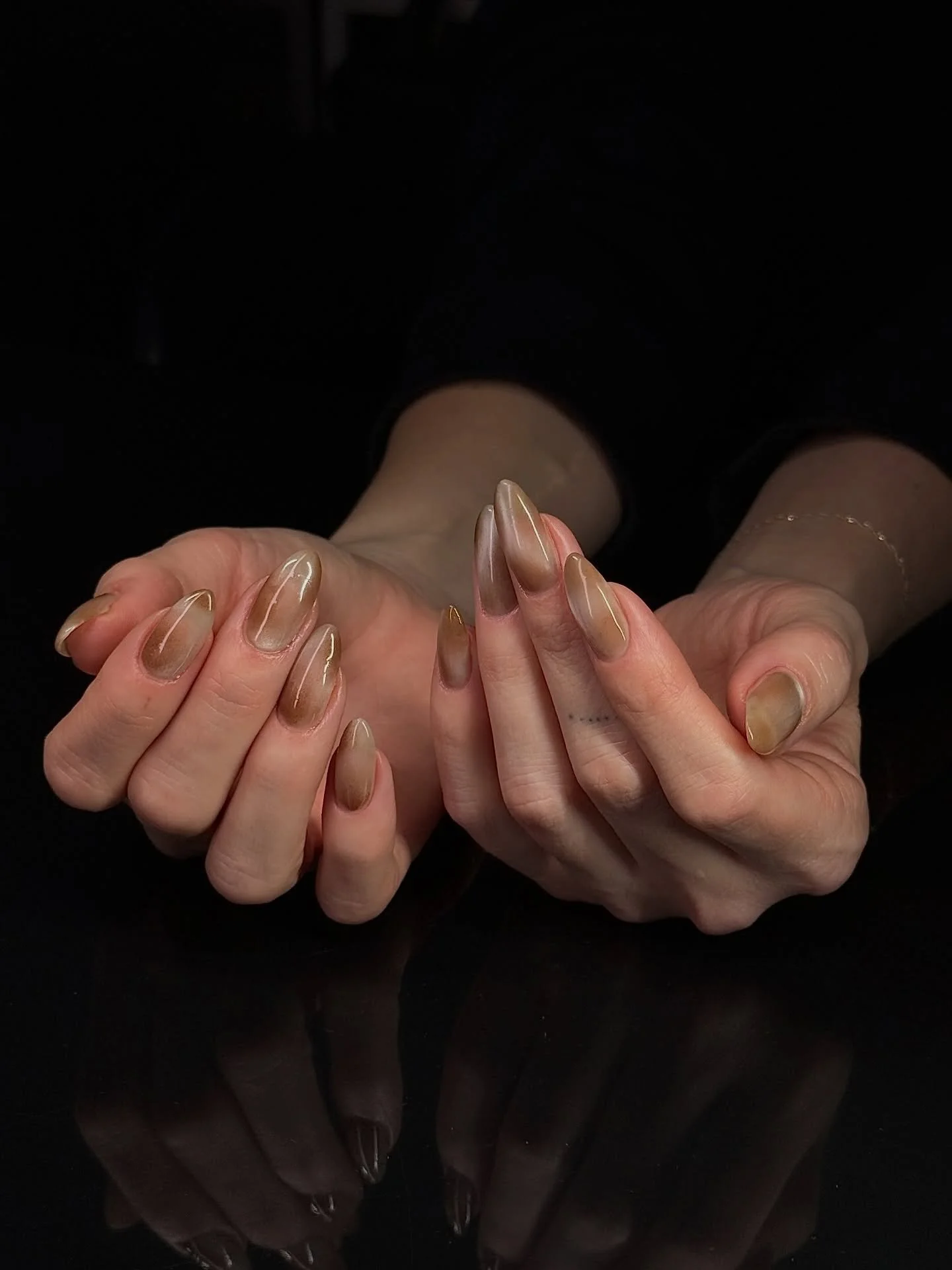 When @lmj.online is in the chair, we keep the cat eye on speed dial 🤭 by Serena @serenadidem