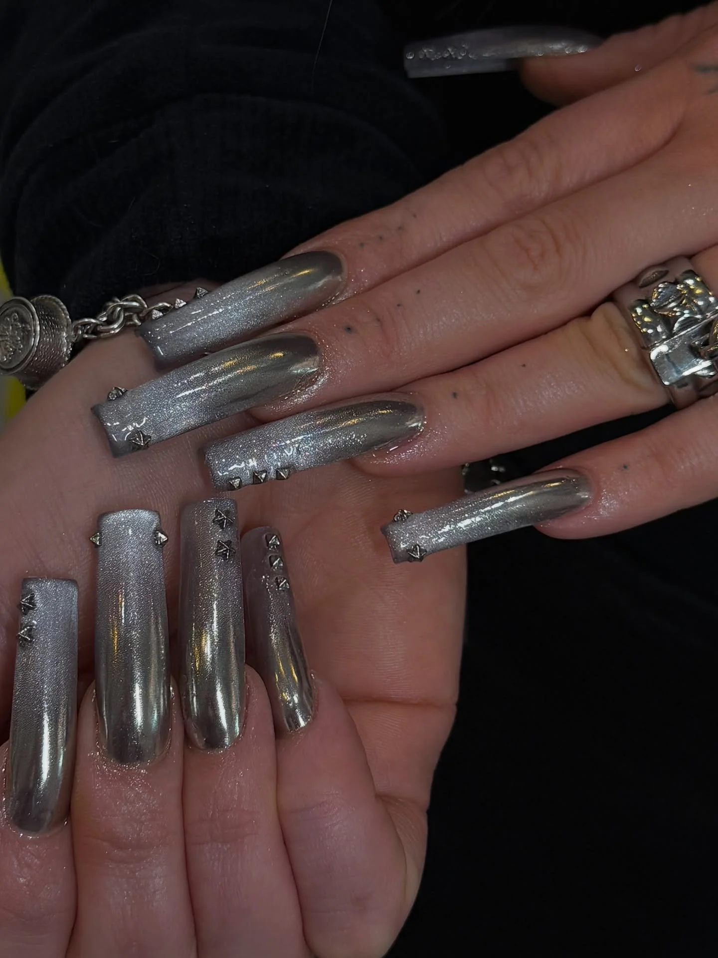 WHY IS EVERYTHING ⛓️CHROME⛓️ 

Level 3 ombre and studs by Serena @serenadidem