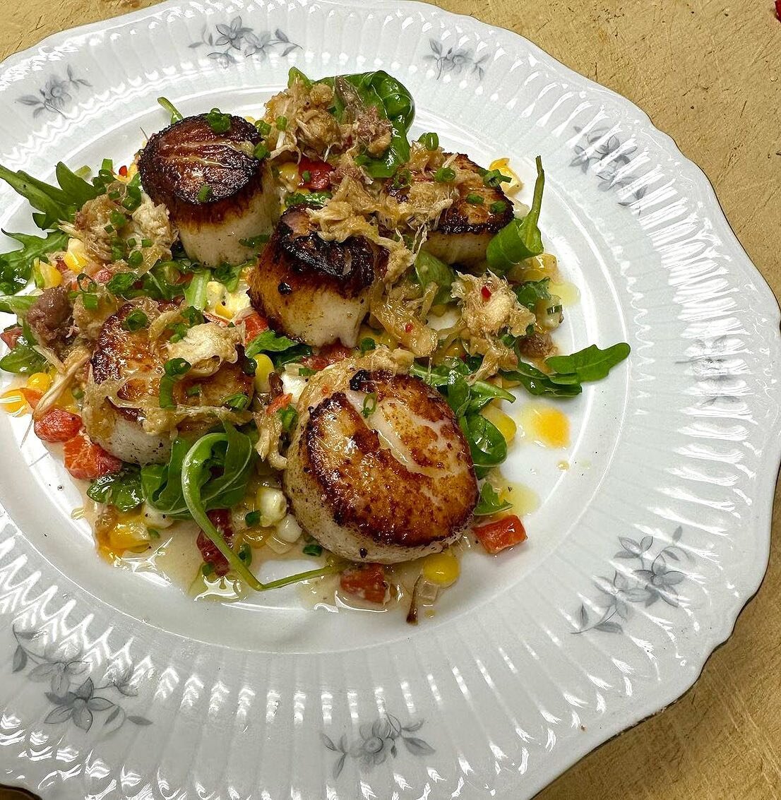 📸 Fennel pollen dusted @landandseaprovisions sea scallops | corn, shallot &amp; pimento pepper ragout | Lump crab &amp; house chorizo ⚡️
.
.
🔪 @johnricardo508 
📍 @foodcourtplymouth 
.
.
New to our profile? Click the link in our bio to apply now, b