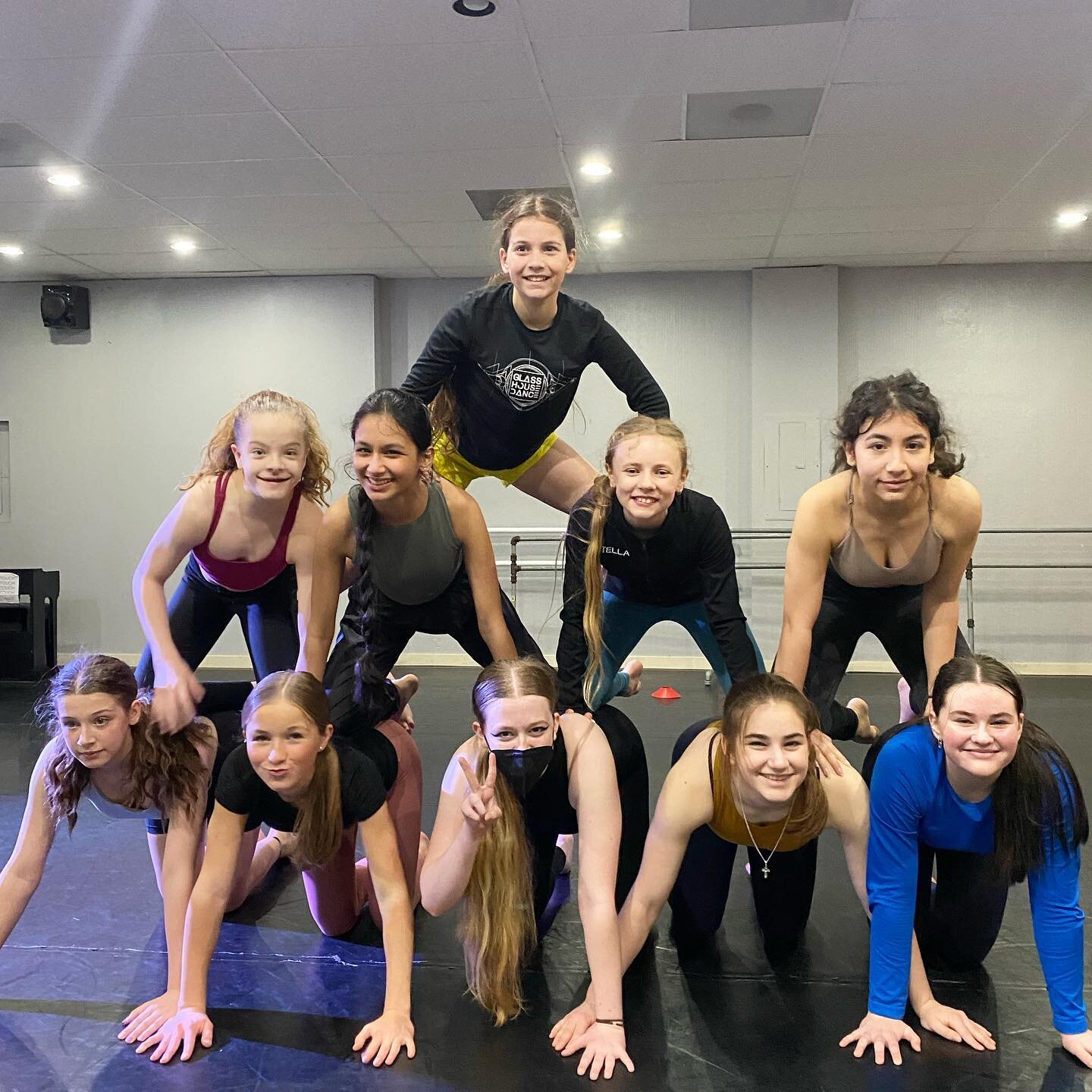 Did you know Hustle House trains dancers?  We do!  In fact we are the exclusive trainers for @glass_house_dance of Issaquah. 

Our Sport Performance classes for individual athletes and team trainings focus on all the components of overall athleticism