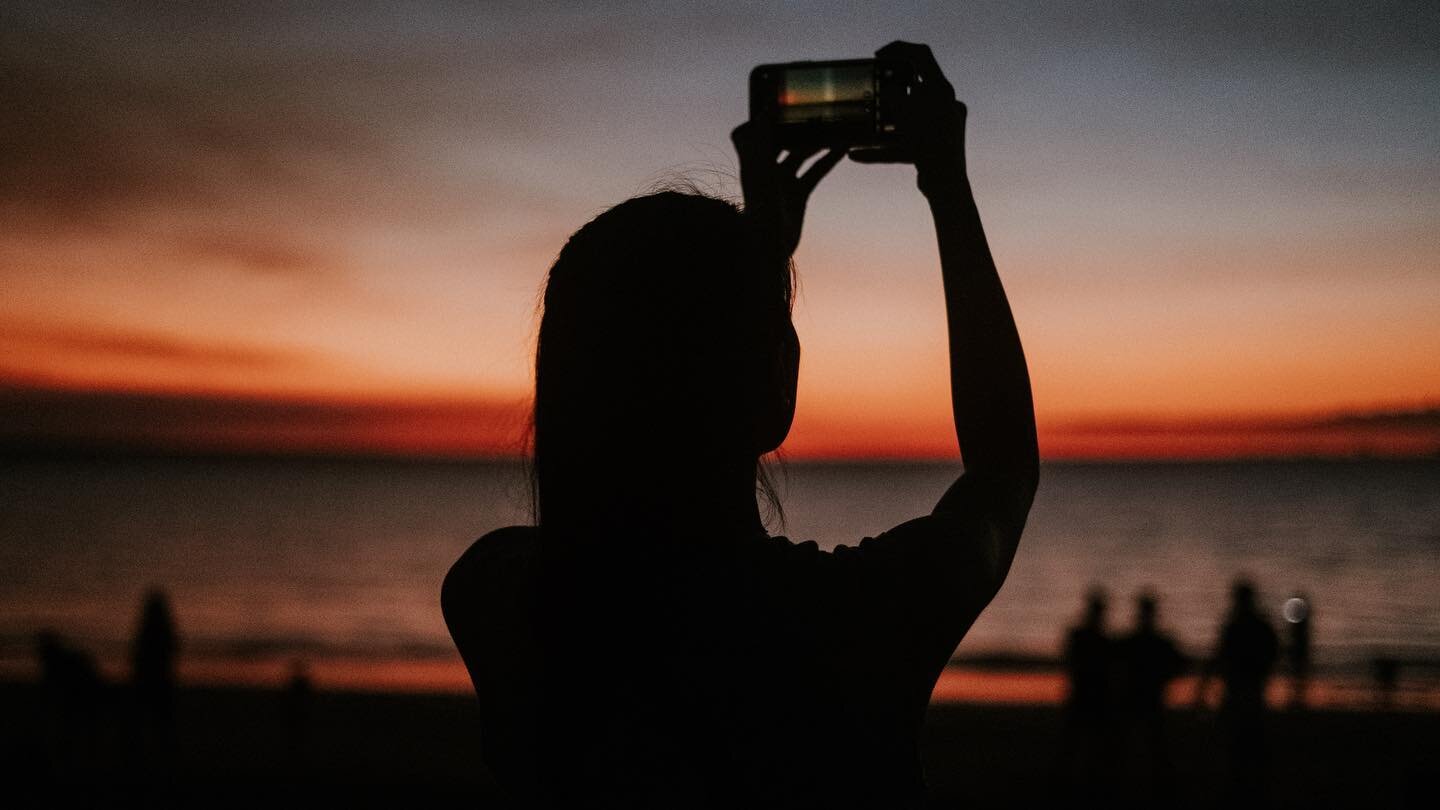 Hope everyone is having a lovely Saturday. Got a couple of cool portrait sessions that I&rsquo;ve been editing to share soon.
.
.
.
.
.
.
#mindilbeach #darwin #fujifilm_xseries #travelaustralia #ntaustralia #sunset #beach #sunsetphotography #beachsun