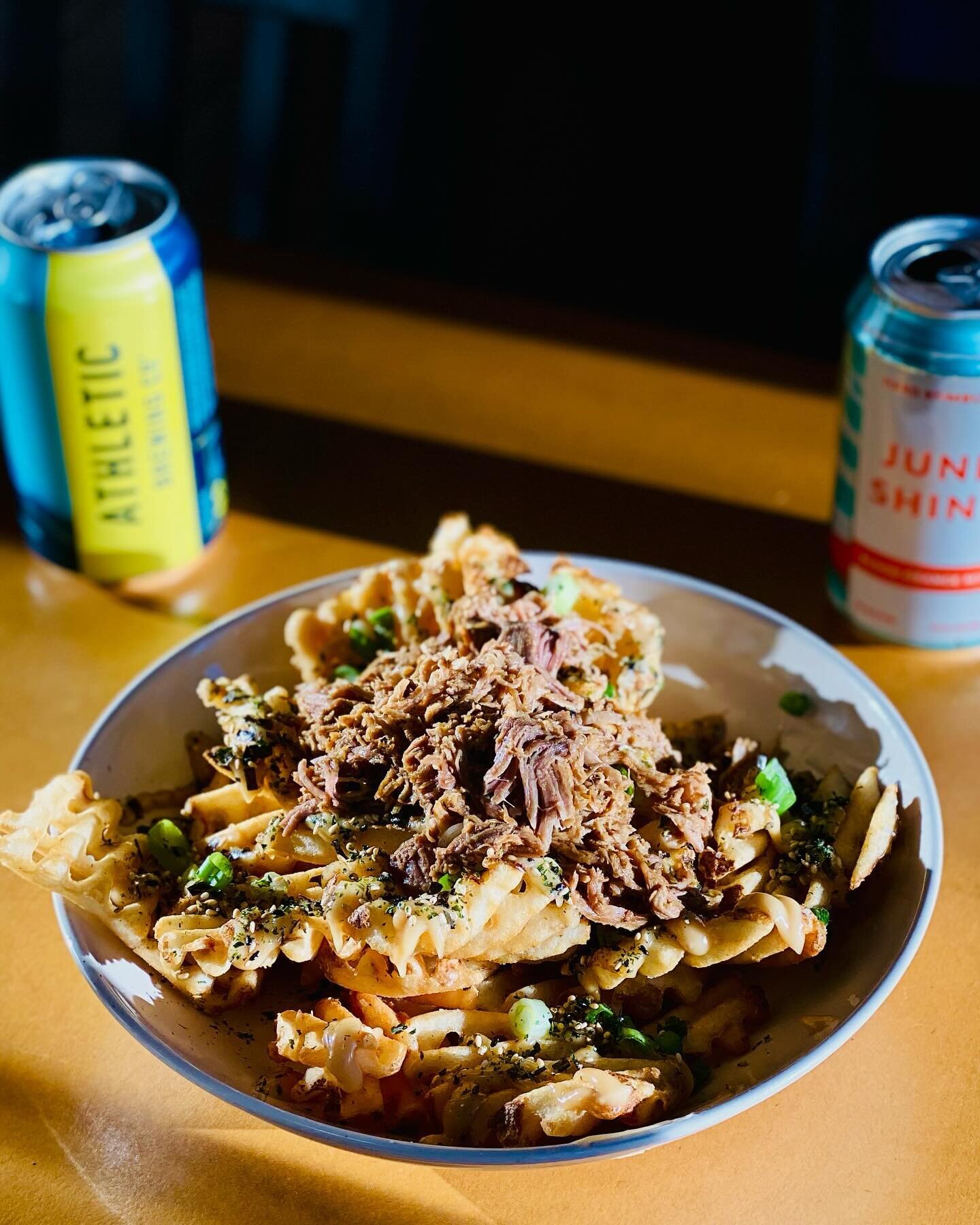 Someone decided to add pulled pork to their Jupiter Furikake Fries&hellip; ✨👌🏽😍 

#coldoutsidehotinhere 
#putaneggonit #gfdf