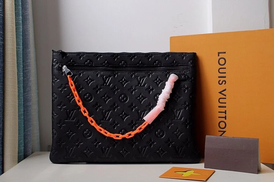 LV POCHETTE