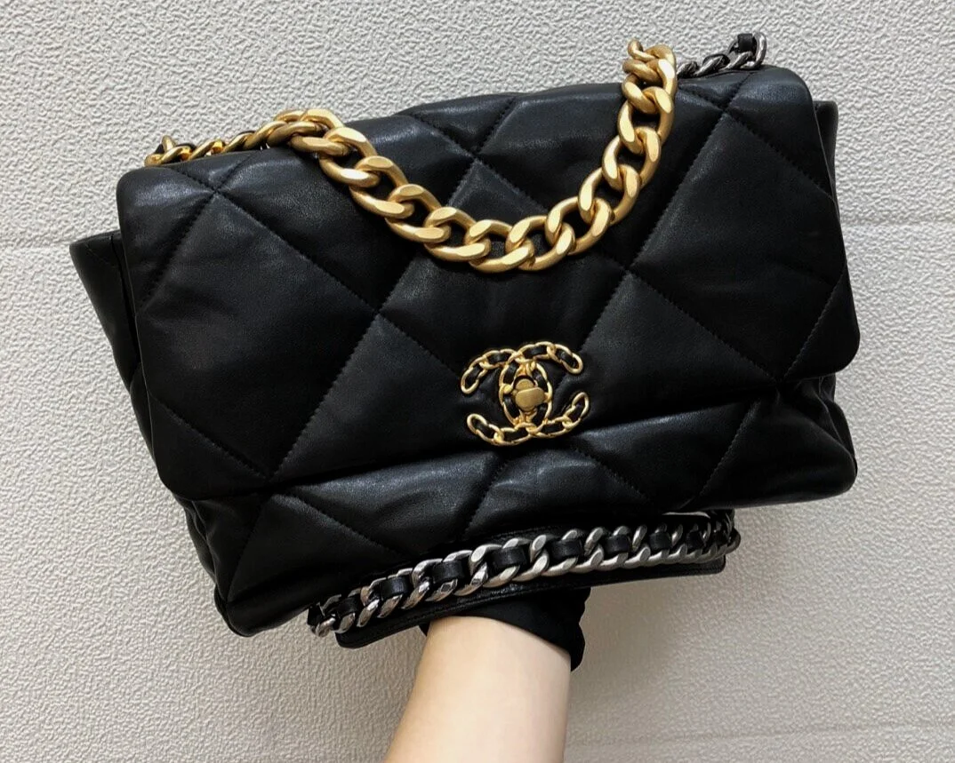 CC 19 LARGE FLAP BAG
