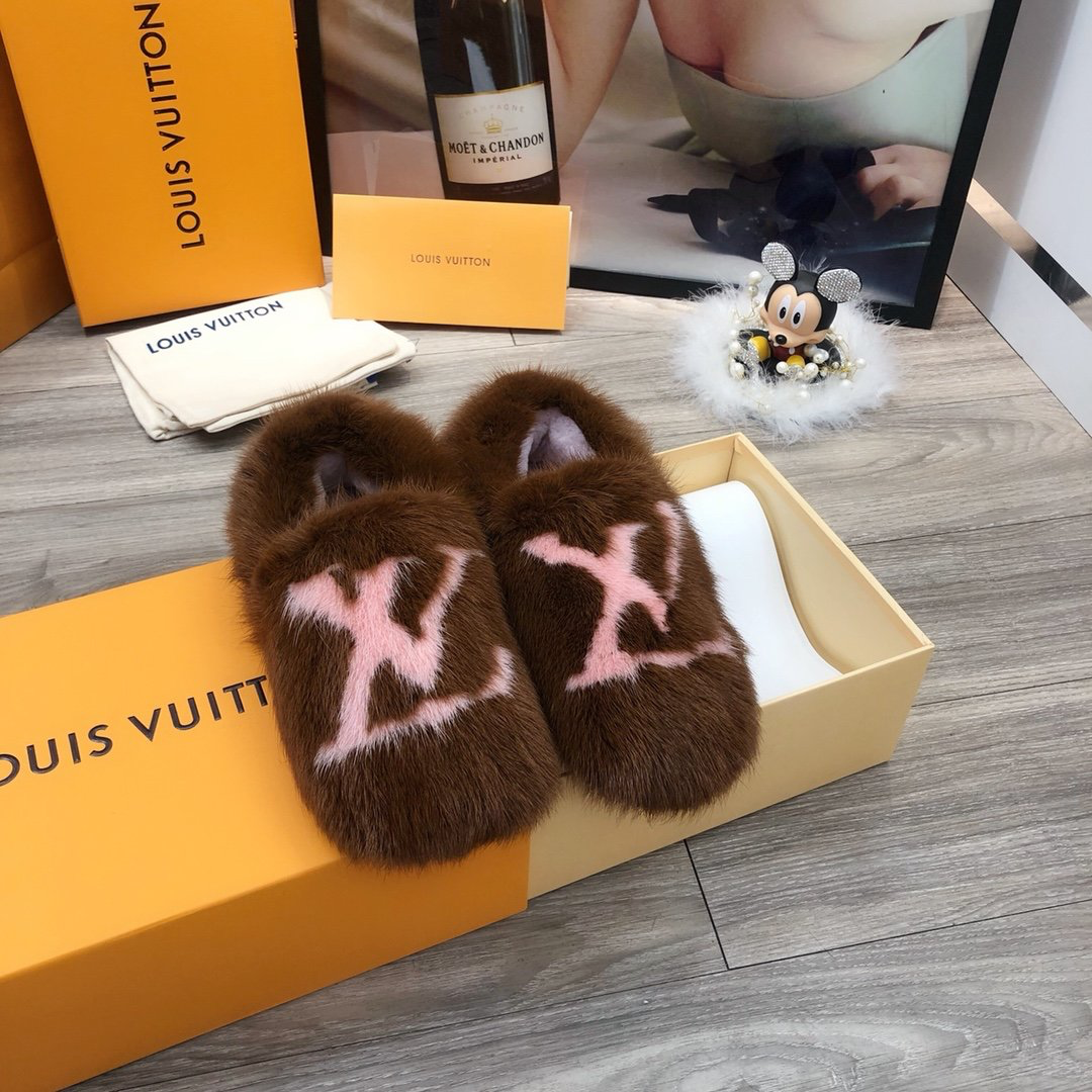 Personal Shopper 🇬🇧 on Instagram: “. Louis Vuitton”  Louis vuitton  slippers, Louis vuitton shoes heels, Louis vuitton handbags