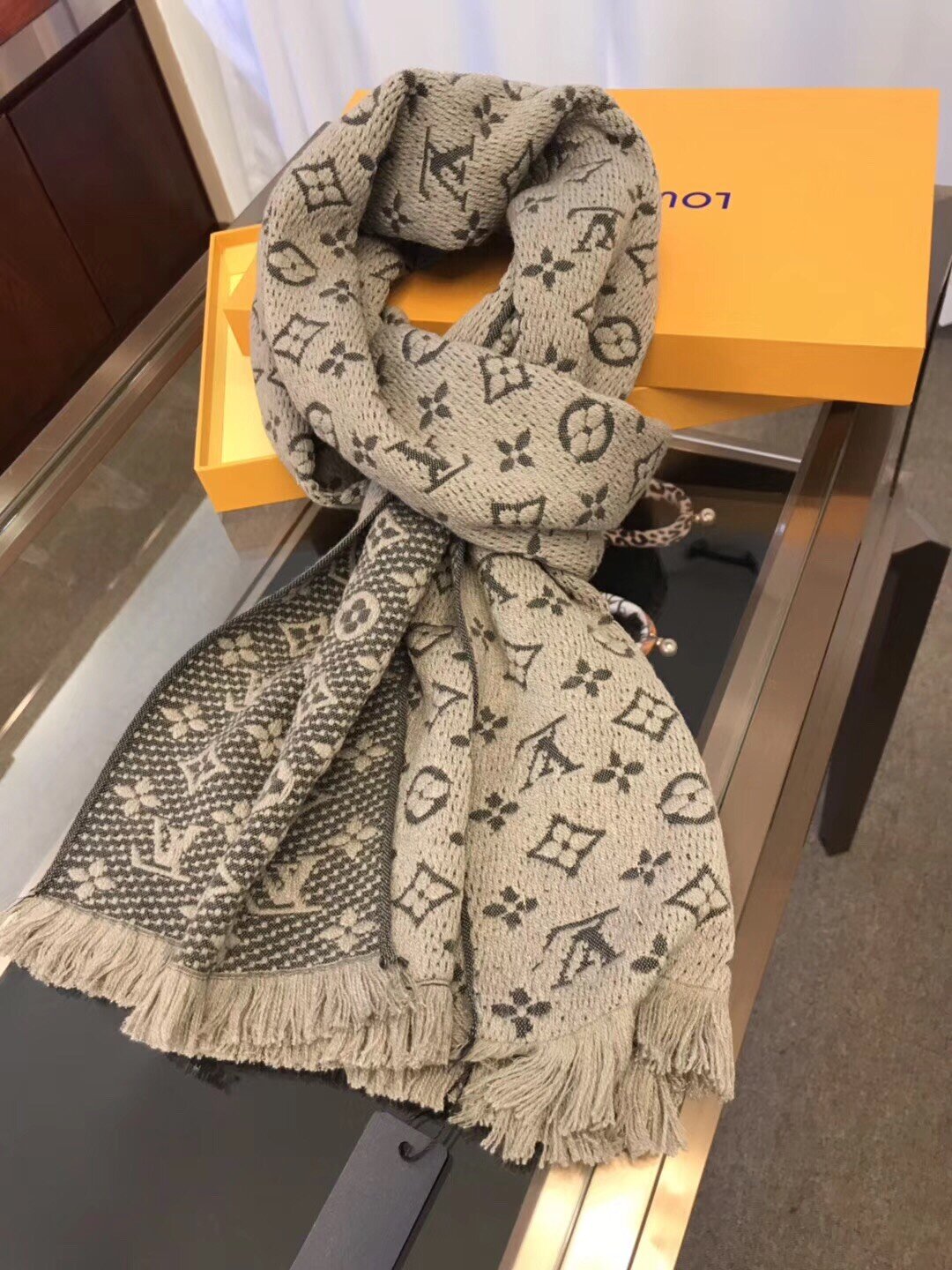 lv scarf beige