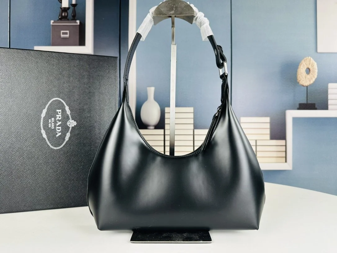 智大様2点おまとめ　gimmick shoulder bag navy TOMMY HILFIGER TH Monotype Shoulder Bag Space Blue | Buy