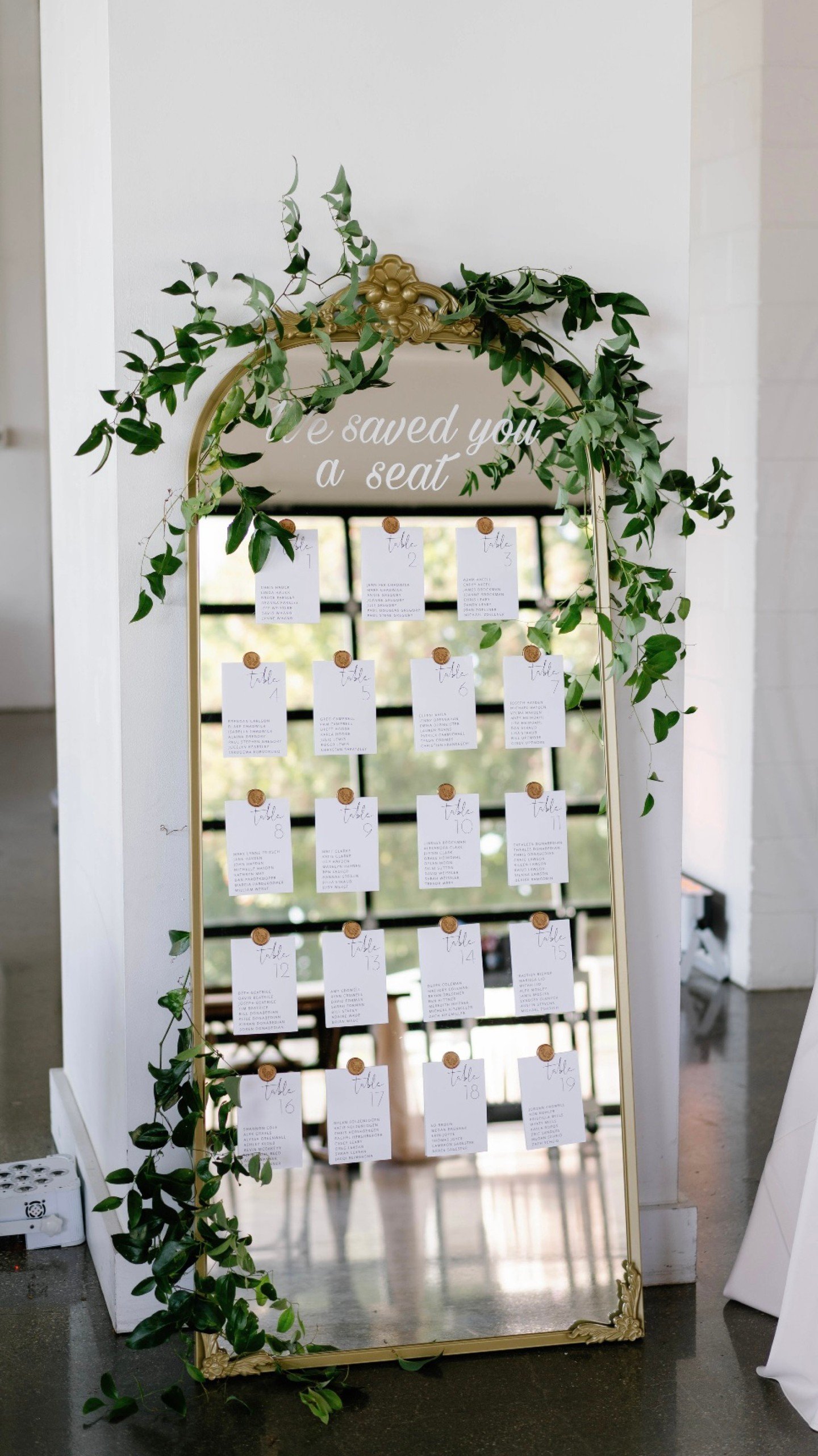 Our mirror seating chart looking stunning as always🪞🌿✨