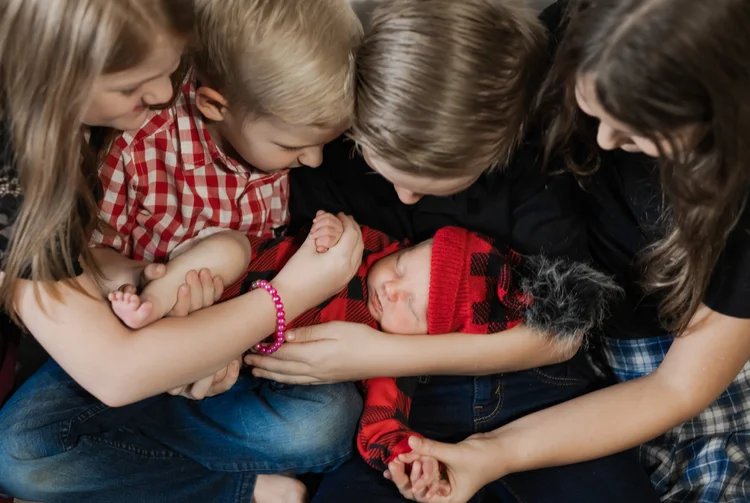 Family Welcomes Rainbow Baby with at home Lifestyle Session: Baby Micaiah