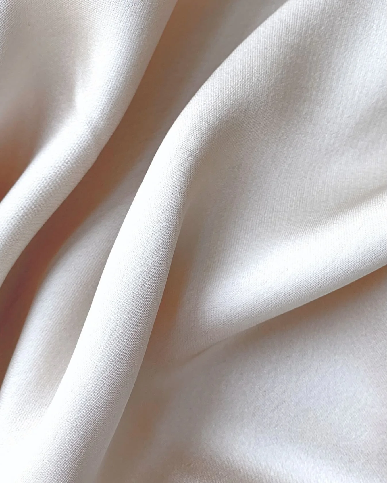 Texture. Softness. Comfort.

Softness is often underestimated, yet it&rsquo;s exactly what guests seek in spa and wellness spaces.

The feel of a robe, the texture under bare feet, the warmth of a treatment bed, the gentleness of materials touching t