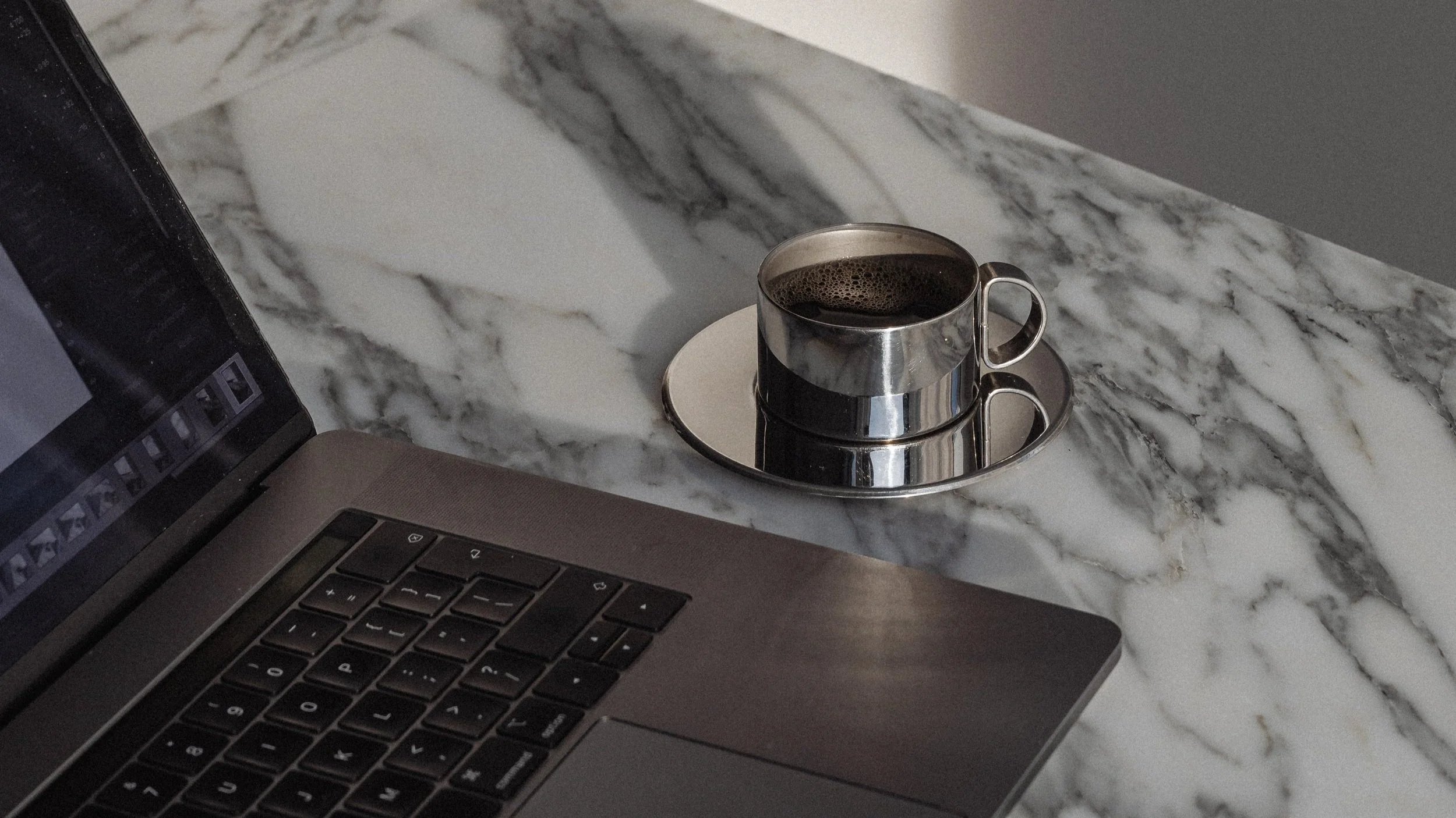 kaboompics_arabescato-marble-table-metal-coffee-cup-laptop-computer-desk-workspace-34198.jpg