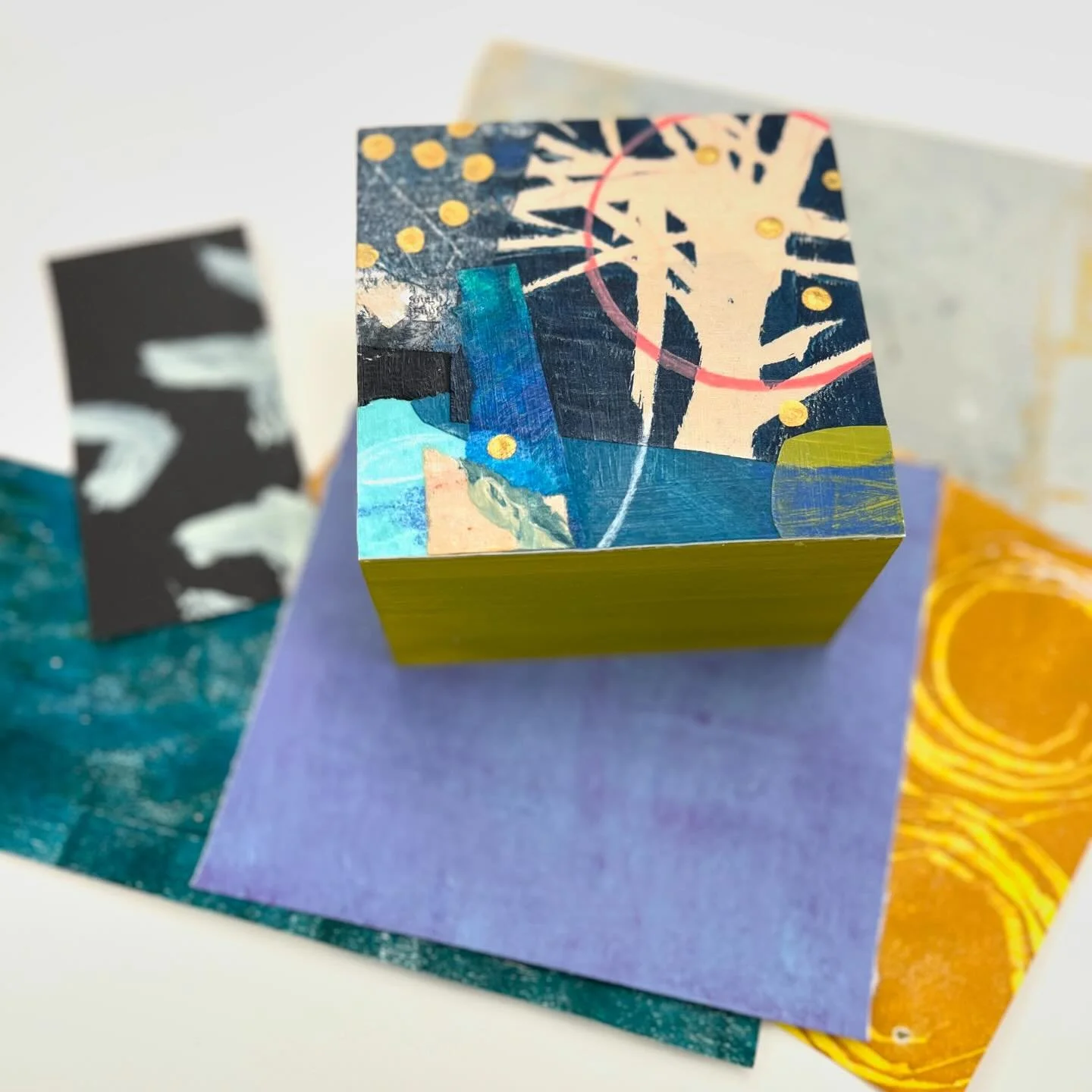 Here&rsquo;s a chunky little 4x4 mixed media collage I made recently, while teaching at @theartsconnectus. Definitely channeling a fall vibe. Combining botanical gelli prints with painted papers, ephemera and gold paint, glued on a wooden box canvas.
