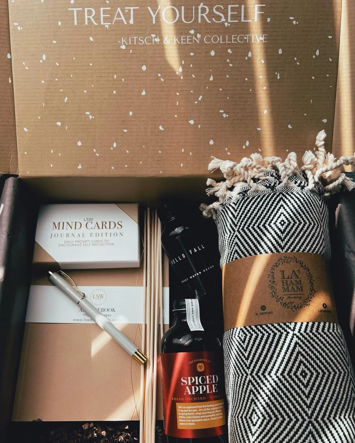 Bringing you all the fall feels you have been waiting for! Click the link in bio for more details ok these fall goodies and to purchase your Susurrous box today! Enjoy! 
•
•
•
#presale #susurrous #fallfeels #cozyseason #comfy #warmandc