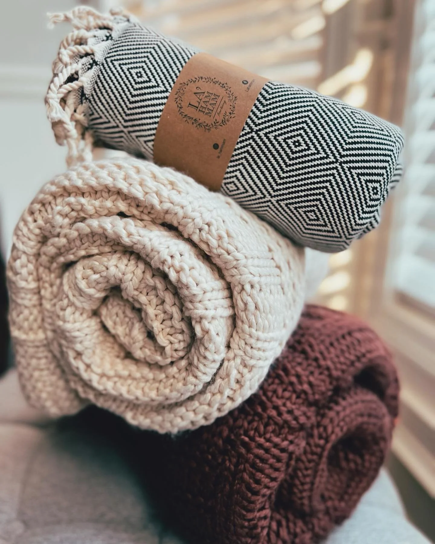Cozy. Cuddly. Comfy. We’ve got the 3 C’s covered with La Hammam’s 100% pure cotton throw blanket coming in a Susurrous box near you! 
•
•
•
#susurrous #fallfeels #cozyseason #comfy #warmandcozy#lahammam
#giftbox #subs