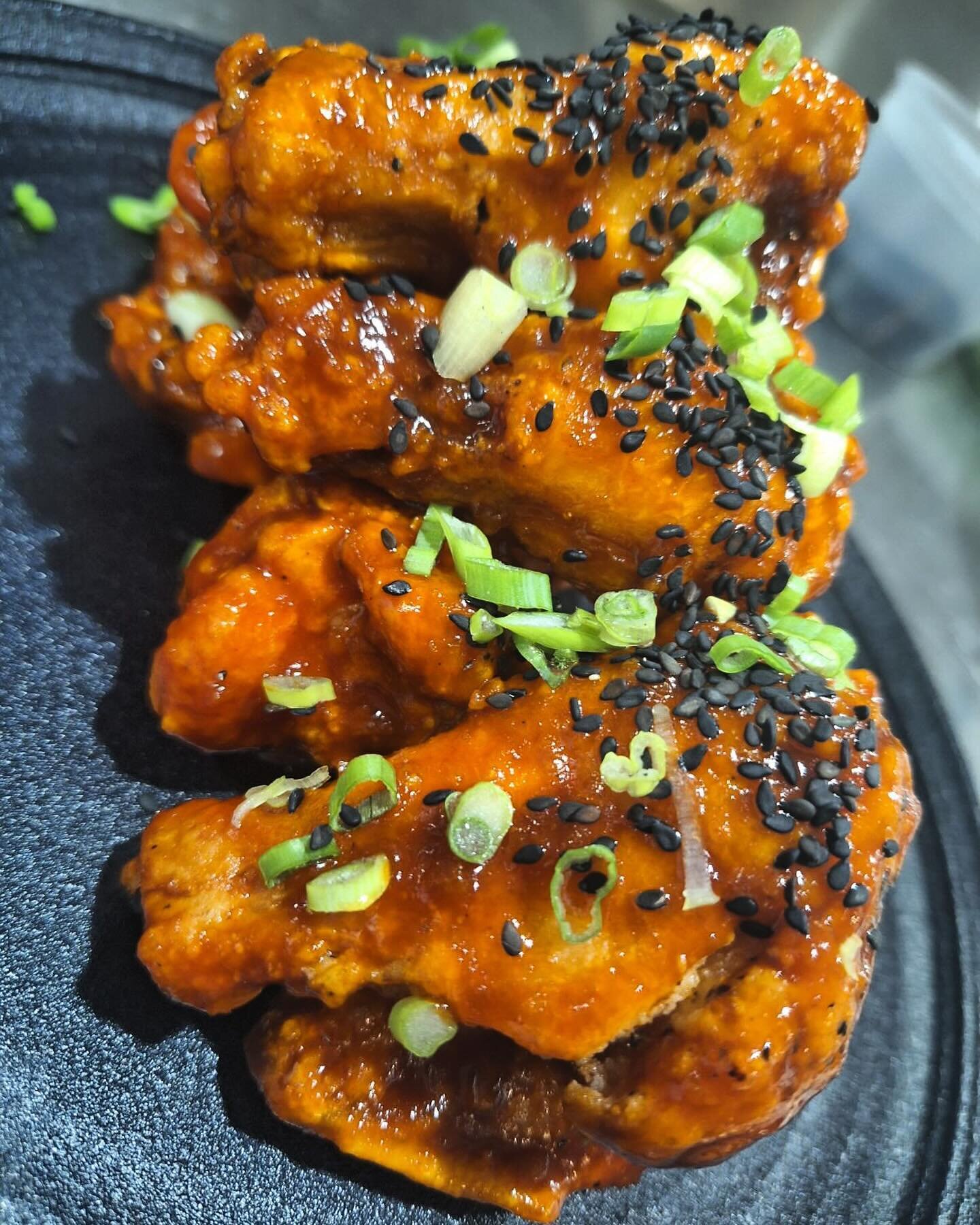 New Tavern and Bar Bites item:
Korean Chicken Wings / Bulgogi style / Scallion / Black Sesame Seed

#tavern #barbites #wings #comfortfood #foodie #winelover #boutiquehotel #vermont #winterwonderland #apres