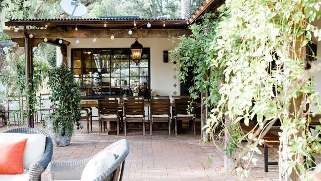 Our training retreat center provides comfy accommodations and delicious meals—including three (3) farm-fresh meals per day prepared by our community chef as well as coffee, tea, and snacks. Meals include dinner Thursday evening through lunch Sunday both weekends.