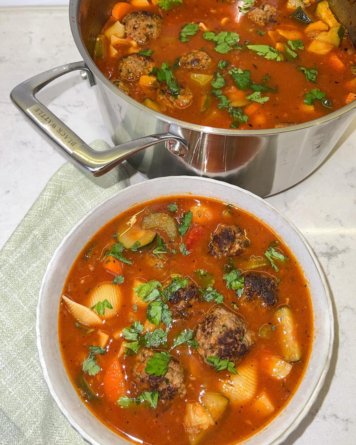 Meatball minestrone, the perfect soup for this chilly weather made in the @black_wattle_cookware stew pot! Meatballs are the perfect addition to a minestrone, as they soak up the soup and so yummy when you bite into them! ⁣
⁣
This is a recipe you won