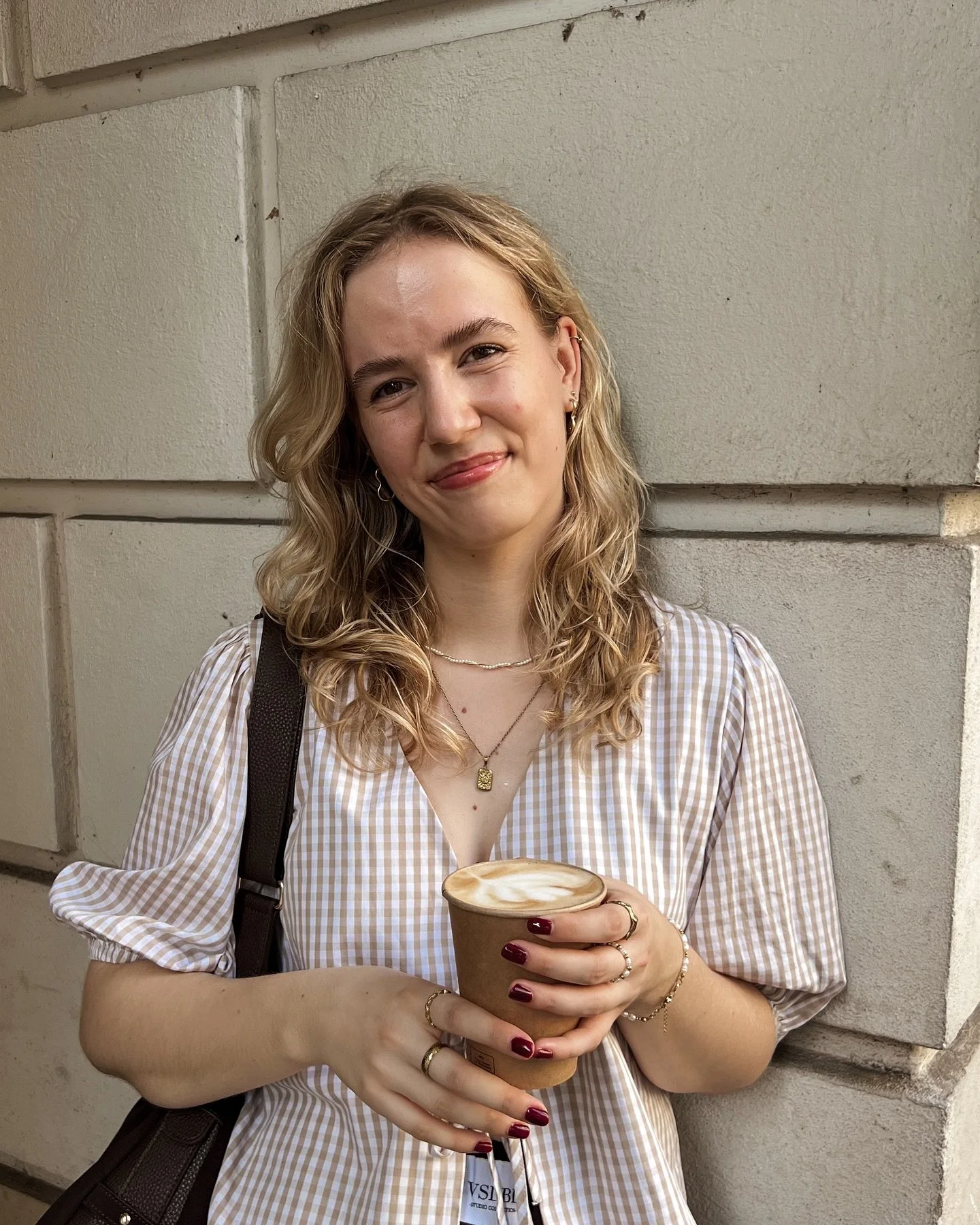 Werbung | Meine absoluten Essentials auf einem Blick: Kaffee &amp; der wundersch&ouml;ne Schmuck von @luamaya_official 🤎✨ Mit Nele30 spart ihr 30% auf alle Schmuckst&uuml;cke 🤩 Au&szlig;erdem bekommt ihr bis zum 1.10 dir Inyoka Necklace ab einem EK
