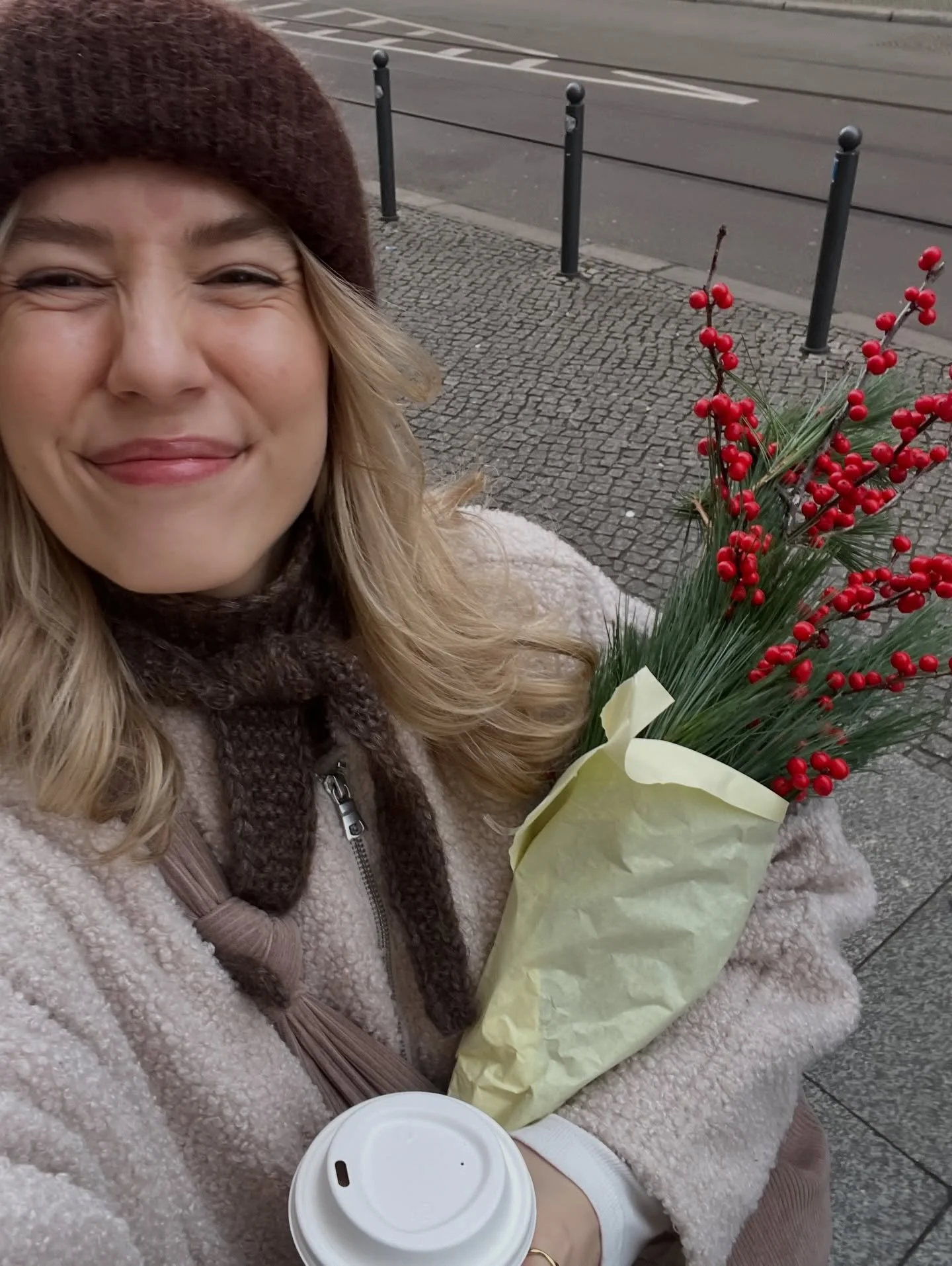 1. So langsam wird es weihnachtlich ✨
2. Und aus unserer Wohnung wird immer mehr ein Zuhause 🔑
3. Es sind so viele coole Sachen passiert: Erst das Community Shooting mit @milaandmolly.shop 🩵
4. Und ich durfte so viele Wahnsinns-Kooperationen umsetz