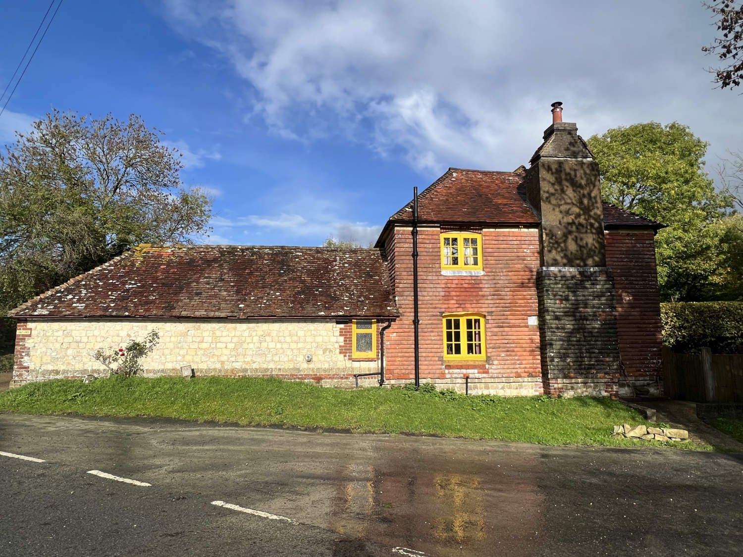 The yellow window frames denoting houses belonging to the Cowdray Estate 