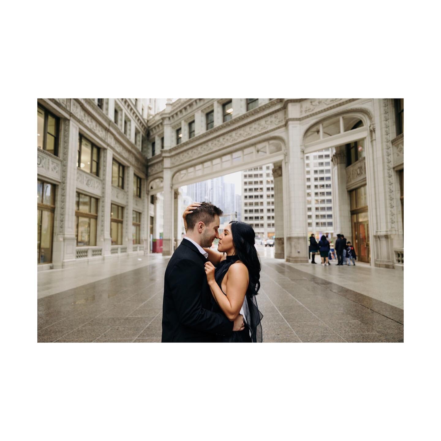 When your engagement session feels like it belongs in an art gallery. 🎨🖌️🖼️

#chicagobride #chicagoengagementsession #chicagoengagementlocations