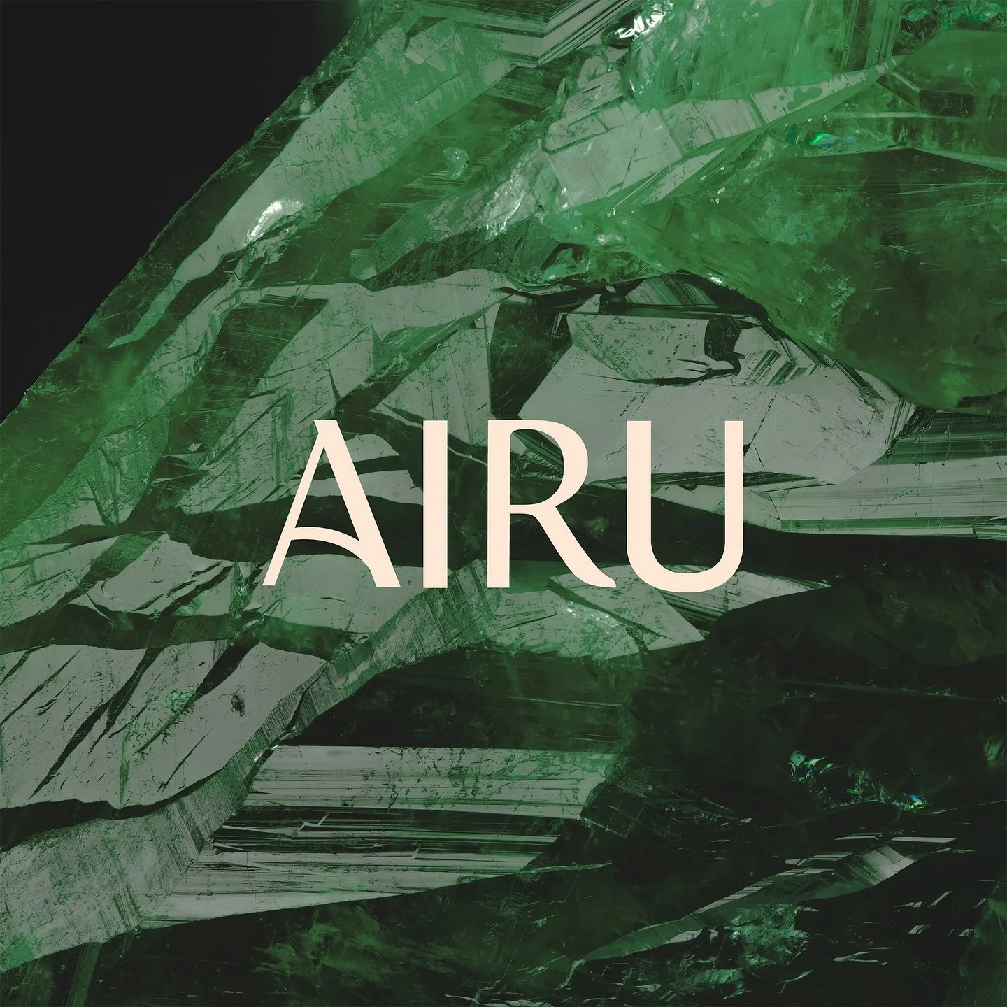 AIRU設計簡潔優雅，柔和的米黃色字體與深綠色背景形成鮮明對比，呈現沉穩且高級的視覺效果。深綠色的背景如同水晶般的光澤和紋理，象徵著品牌產品的純淨與珍貴。

#ElegantDesign #MinimalistLogo #CrystalJewelry #GraphicDesign #brandidentity
