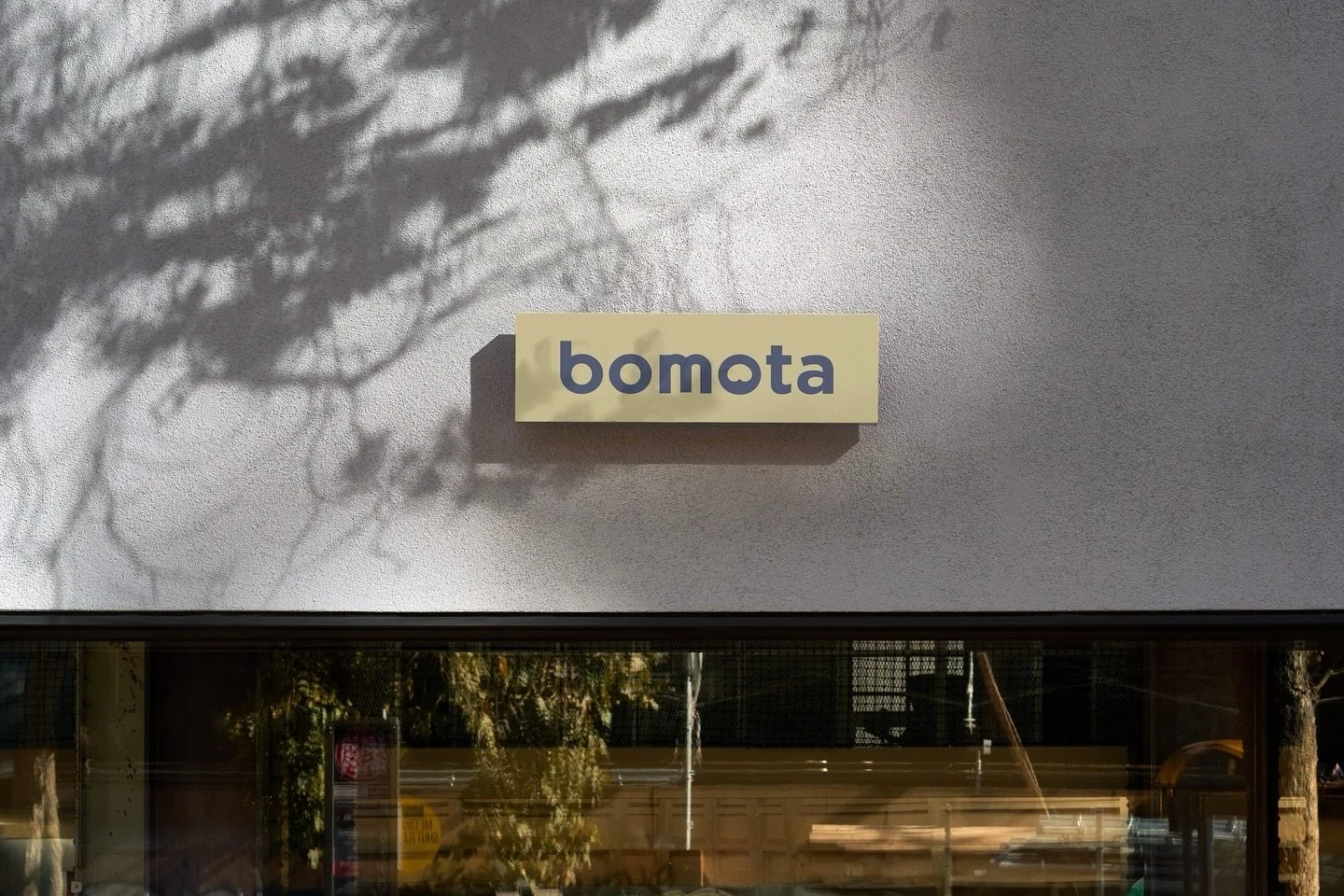 bomota 為新創寵物用品品牌。主人為了履行當初想為狗狗柯基找到最好穿且合適的雨衣的承諾，而創了bomota。品牌以狗狗雨衣為核心產品，並延伸至各項寵物用品。

#bomota #logo #dogsupplies #branding #graphic
