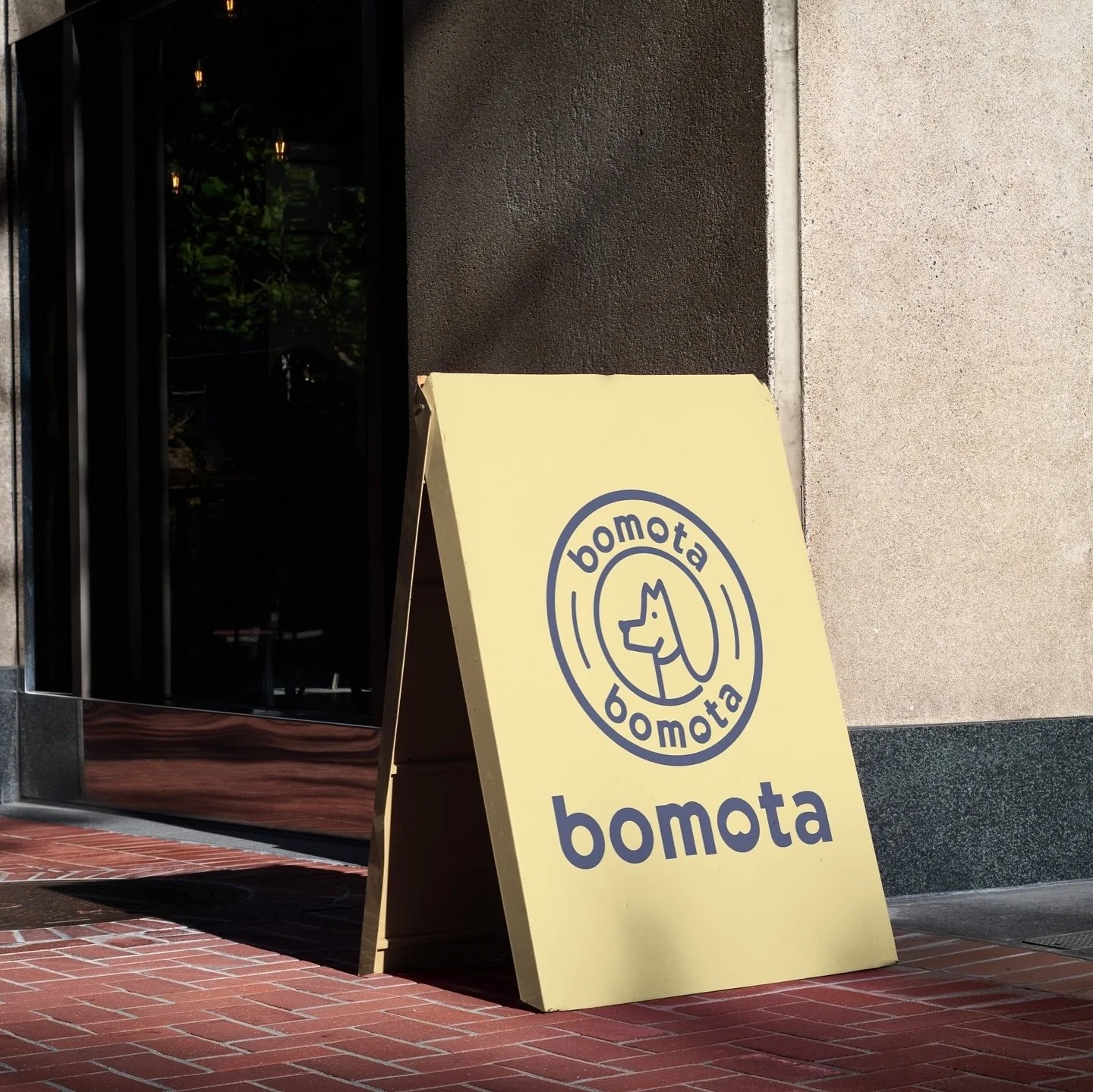 bomota 為新創寵物用品品牌。主人為了履行當初想為狗狗柯基找到最好穿且合適的雨衣的承諾，而創了bomota。品牌以狗狗雨衣為核心產品，並延伸至各項寵物用品。
以狗的特徵(鼻子、肉墊)、品牌創辦的人的科基屁股為發想，延伸到標準字中，反著看會是一個愛心在O的中間。

#bomota #logo #dogsupplies #branding #graphic