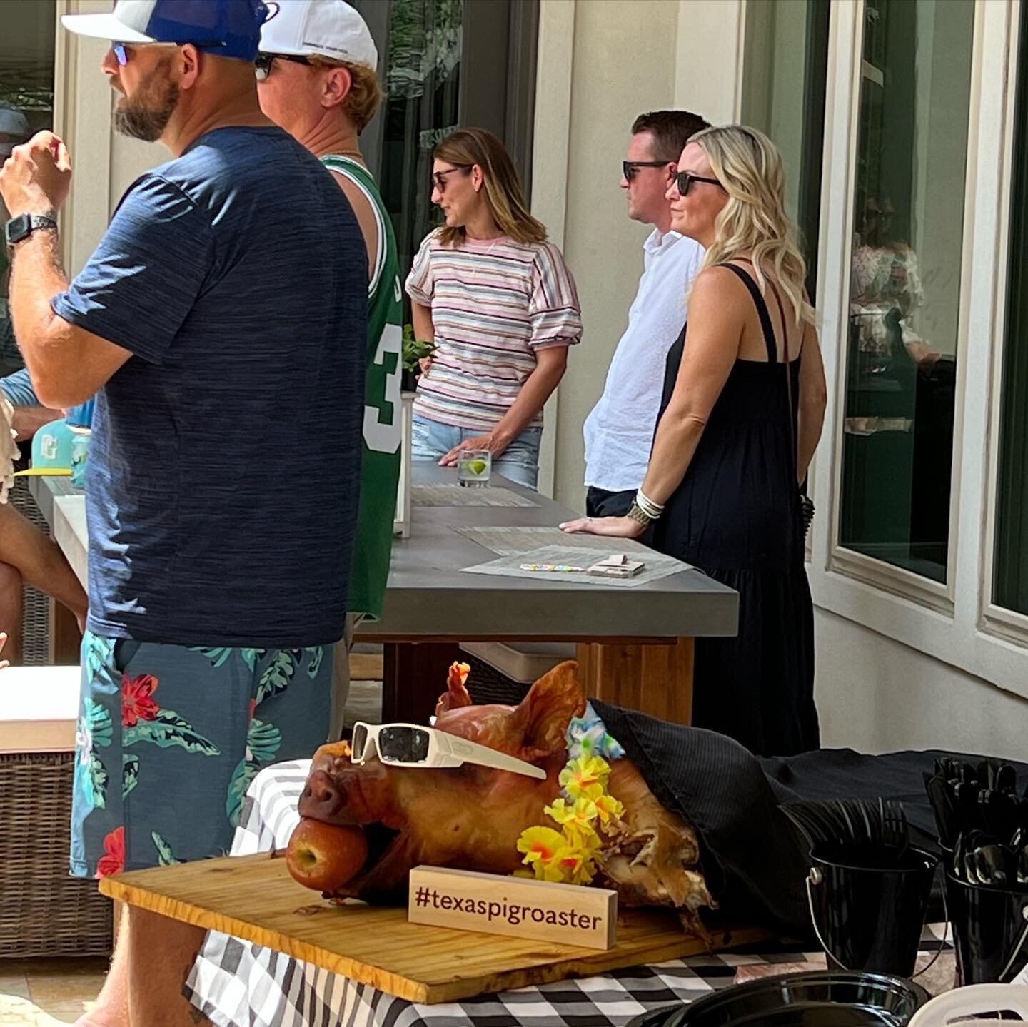Pro Tip:  Pig Roast + Live Music + Pool make for an excellent Saturday afternoon.🐽🎶🏊&zwj;♂️

#texaspigroaster 
#thewoodlandstx 
#catering 
#wholehogbarbecue