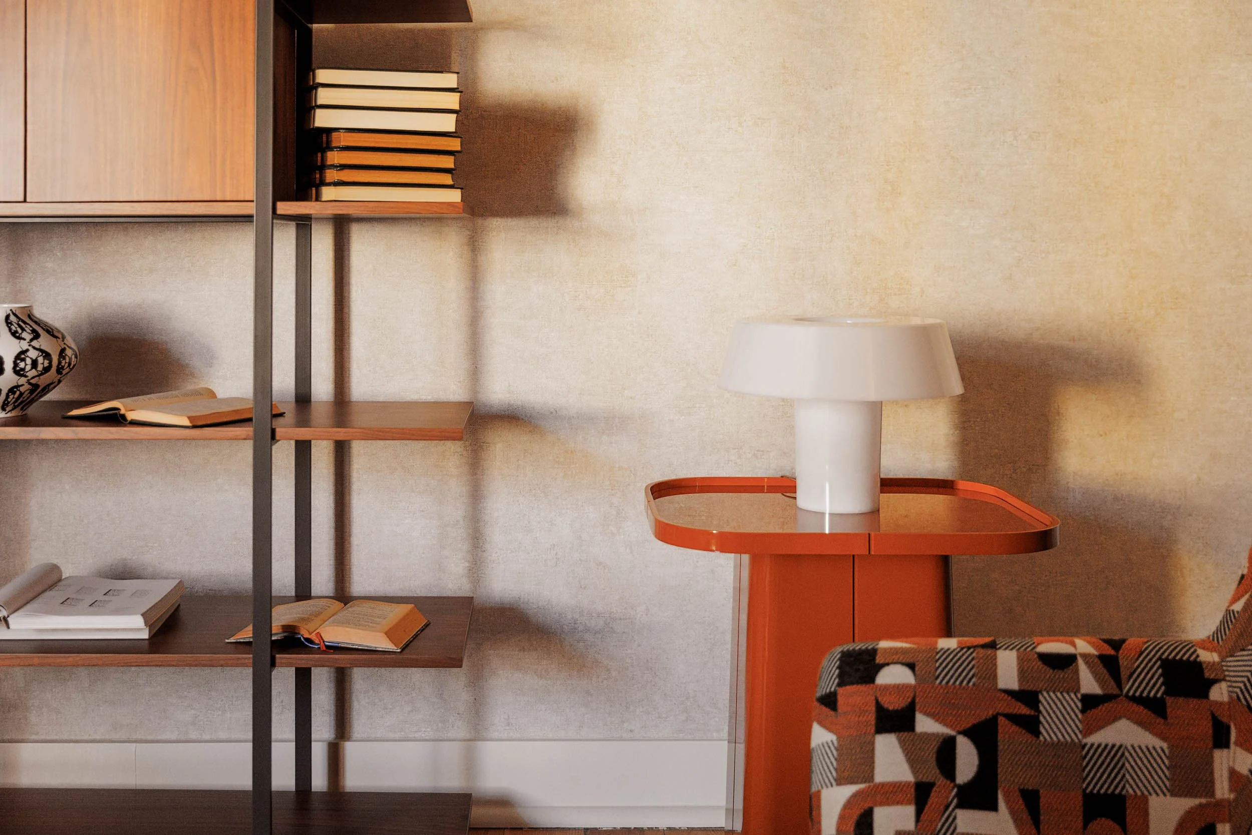 Mesa de apoio São Bento com estrutura em lacado brilho e tampo de vidro transparente, design Miguel Raposo