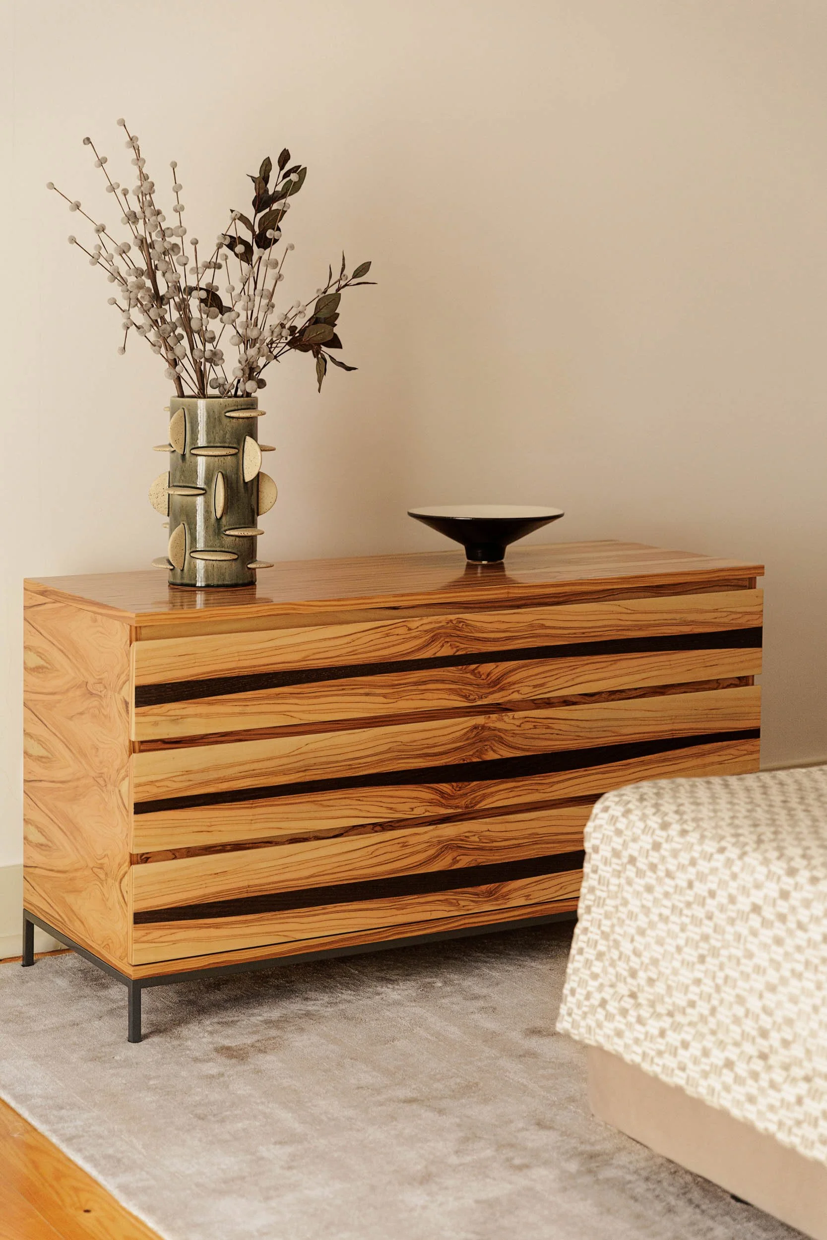 Cómoda Paisagem em madeira de oliveira com veios naturais e base em ferro, design Miguel Raposo