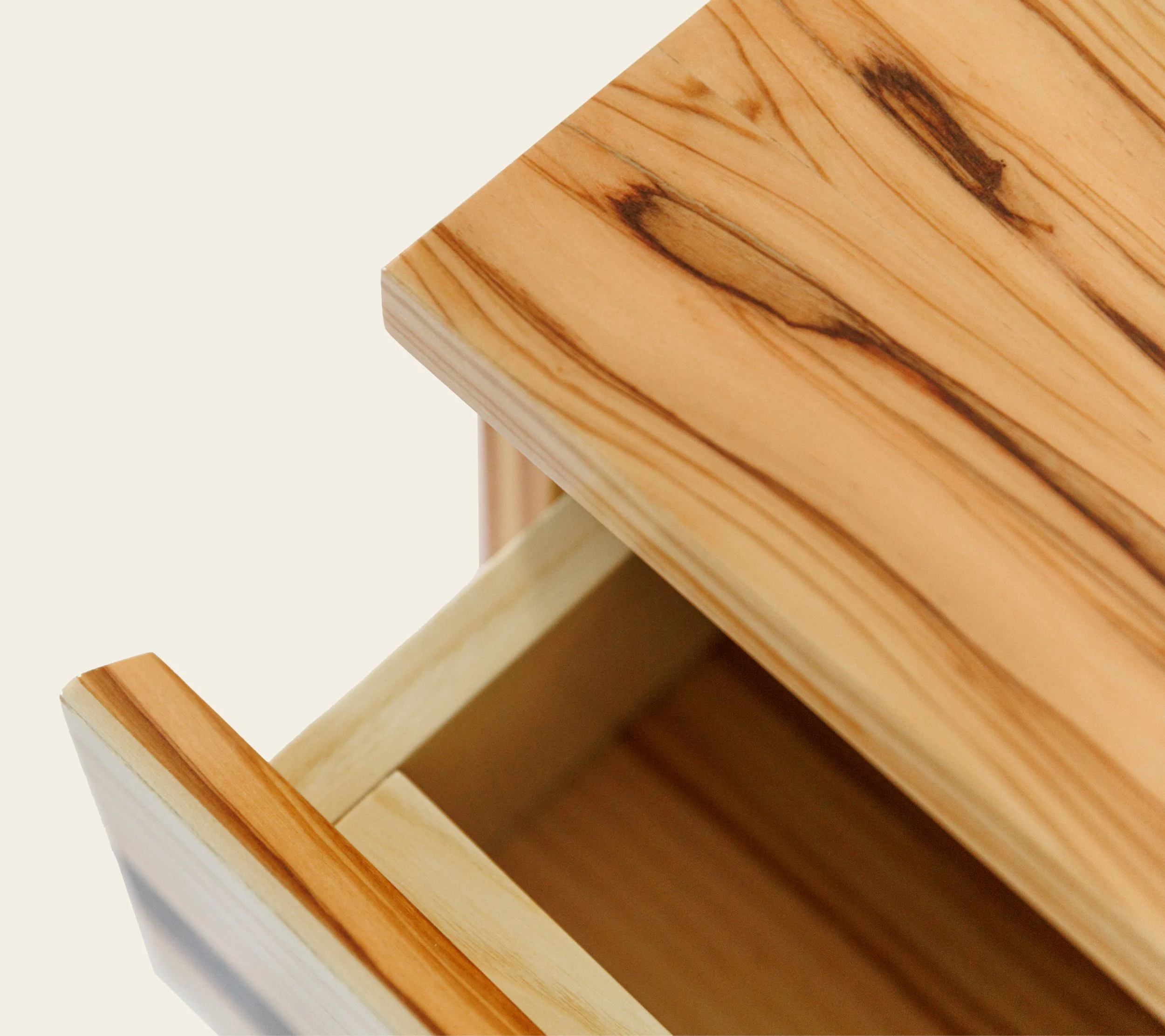 Cómoda Paisagem em madeira de oliveira com veios naturais e base em ferro, design Miguel Raposo