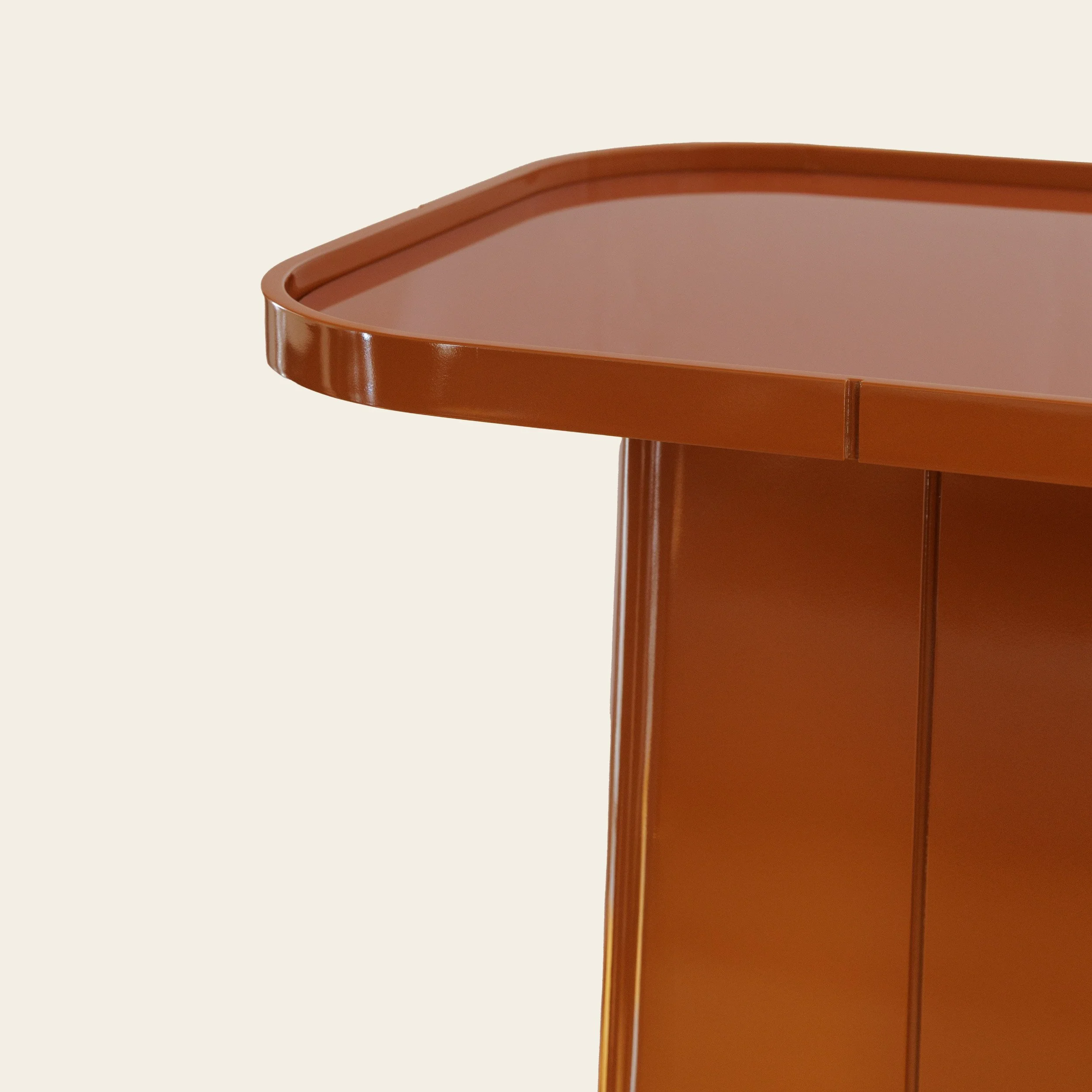 Mesa de apoio São Bento com estrutura em lacado brilho e tampo de vidro transparente, design Miguel Raposo