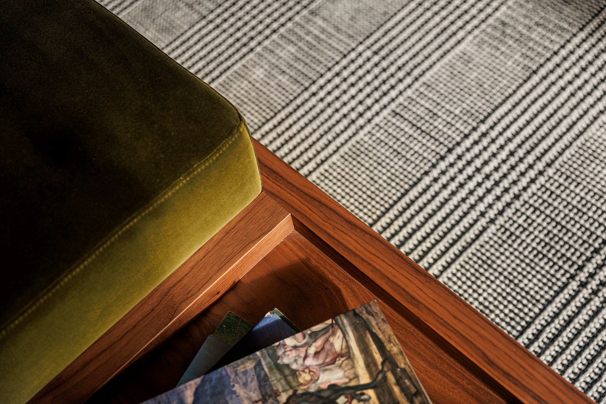 Pormenor da madeira de nogueira na estrutura do banco de luxo