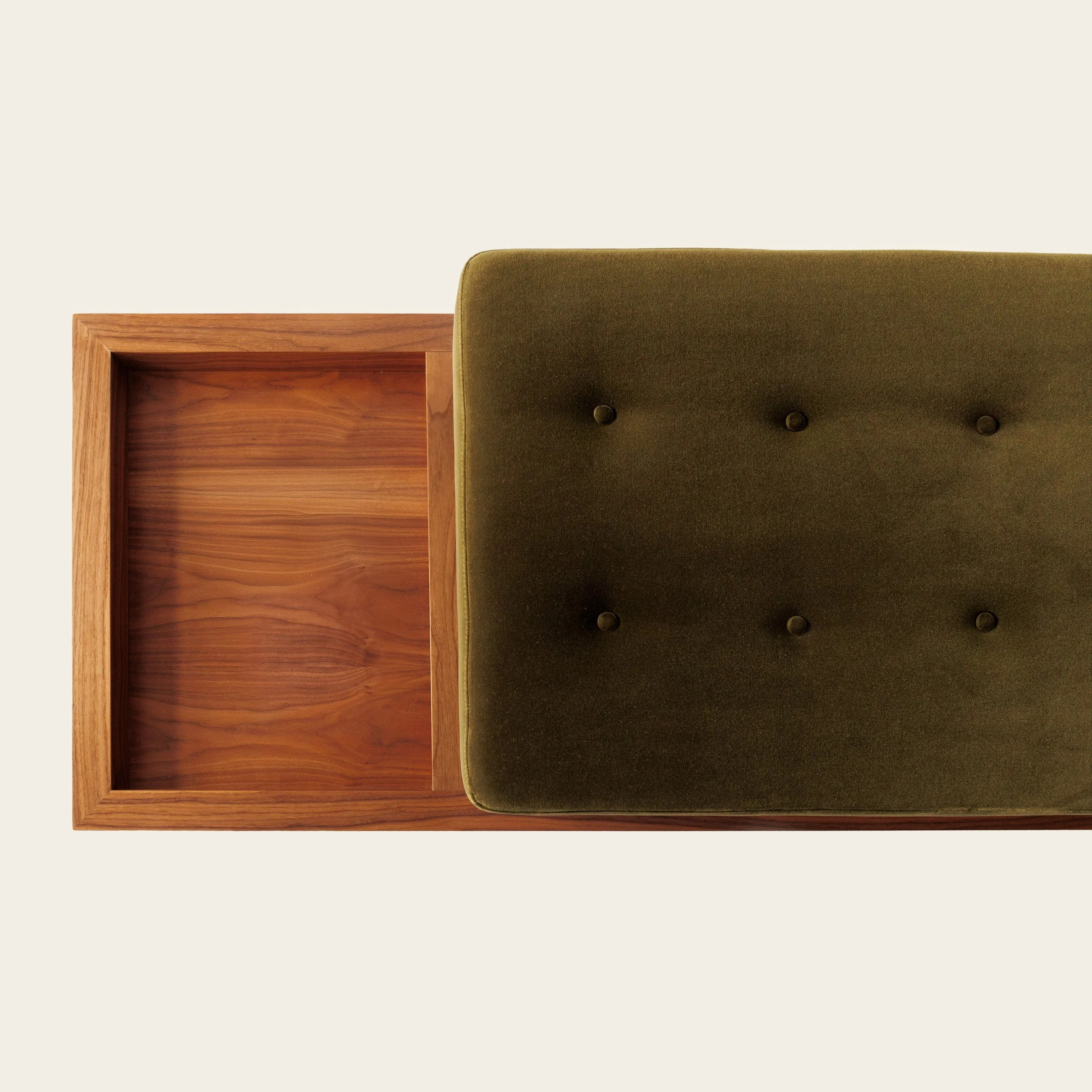 Banco com base em nogueira e almofada forrada a veludo, design Miguel Raposo