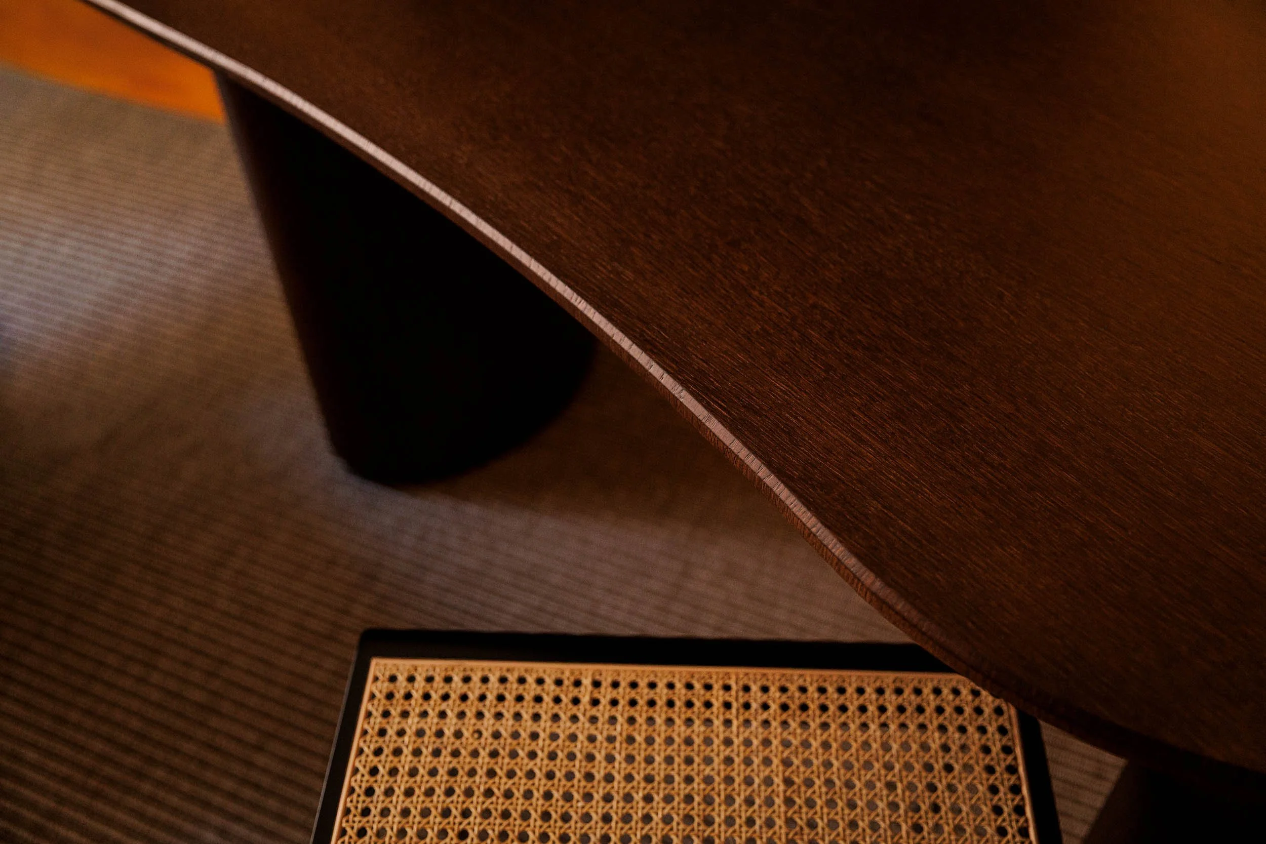 Secretária Bean em madeira de carvalho escurecido com design orgânico, Miguel Raposo