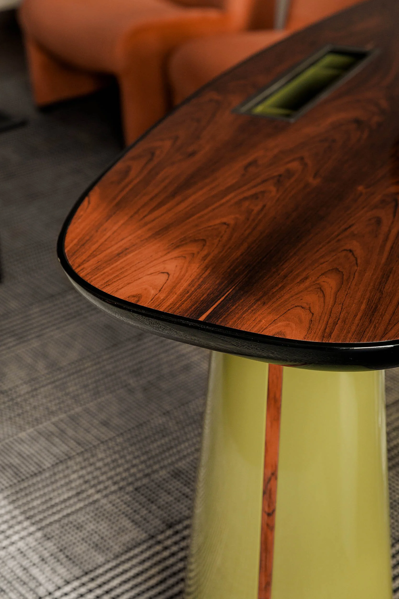 Tampo em madeira de Pau Santo com acabamento alto brilho da secretária George, Miguel Raposo